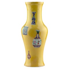 Vaso della Famille Rose su fondo giallo con motivi “vaso nel vaso”