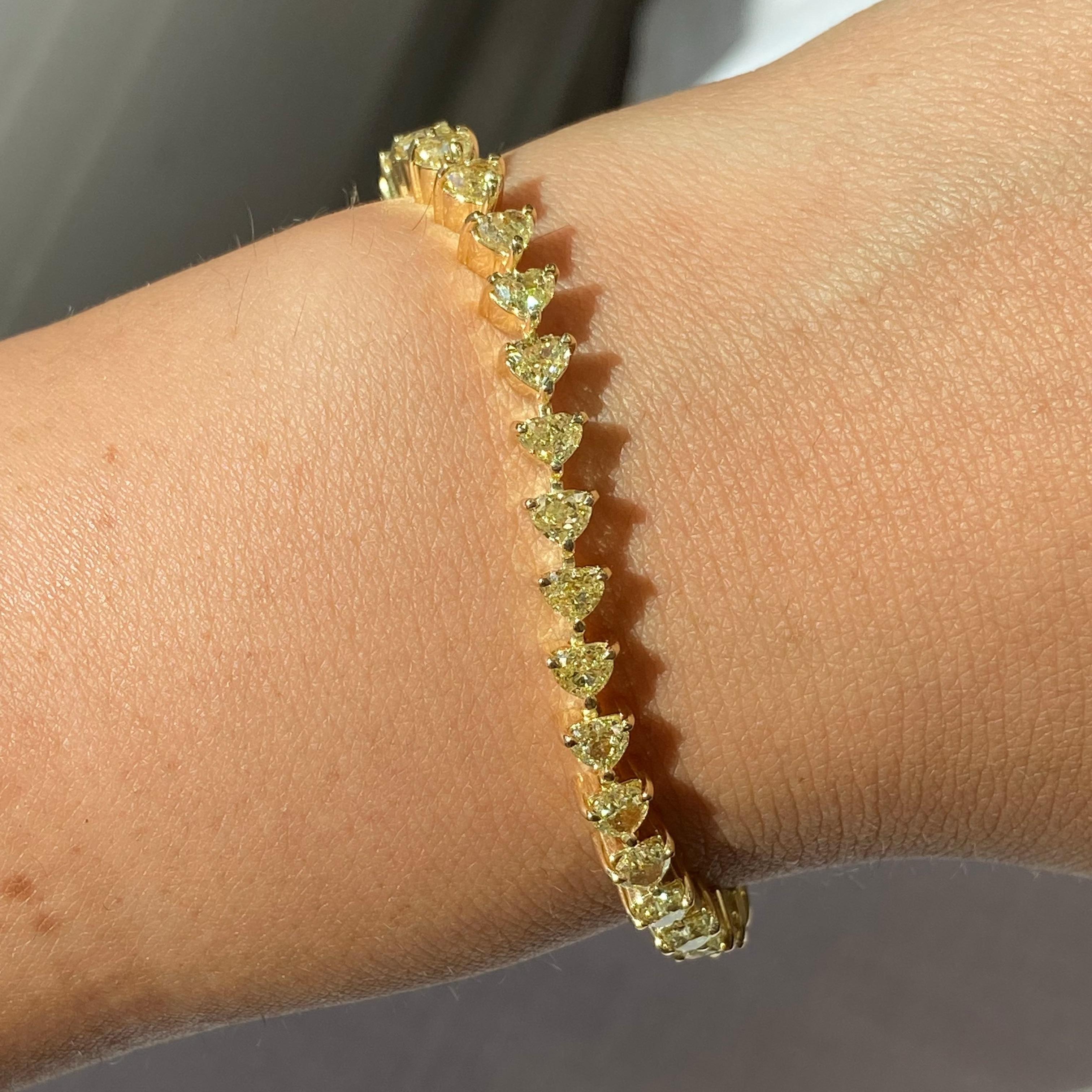 Questo straordinario bracciale tennis mette in mostra 35 diamanti gialli fantasia a forma di cuore, per un totale di 7,33 carati di calda brillantezza. Ogni diamante è di purezza VS+, accuratamente abbinato e incastonato a mano nell'oro giallo 18k