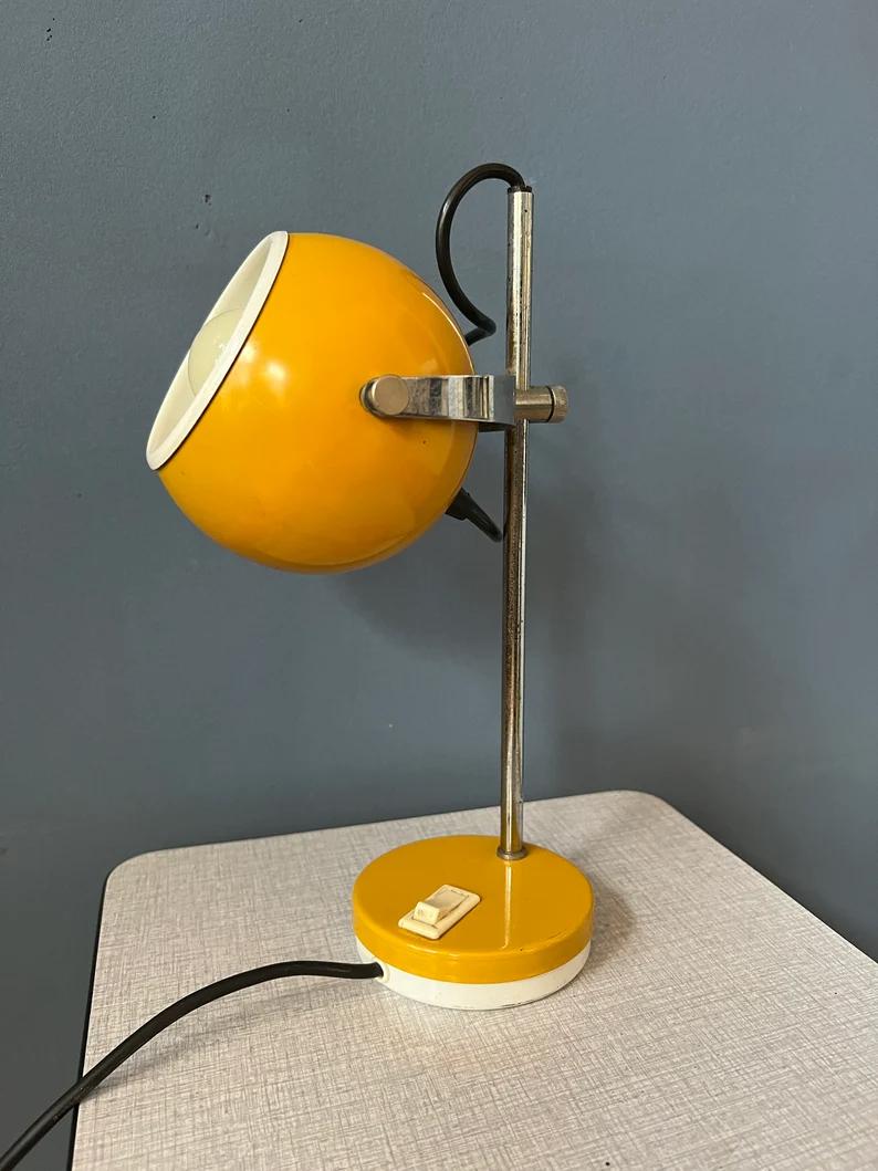 Lampe de bureau jaune Herda de l'ère spatiale, années 1970 en vente 1