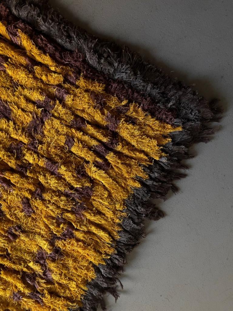Hochfloriger Vintage-Teppich aus Baumwoll-Viskose in gelb-schwarz-braun-grauen Farbtönen. Der Teppich ist schwer. 2 Artikel sind verfügbar.

Zusätzliche Informationen:
Herkunft: Schweden
Zeitraum des Designs: 1960s
Abmessungen: 85 B x 115 T