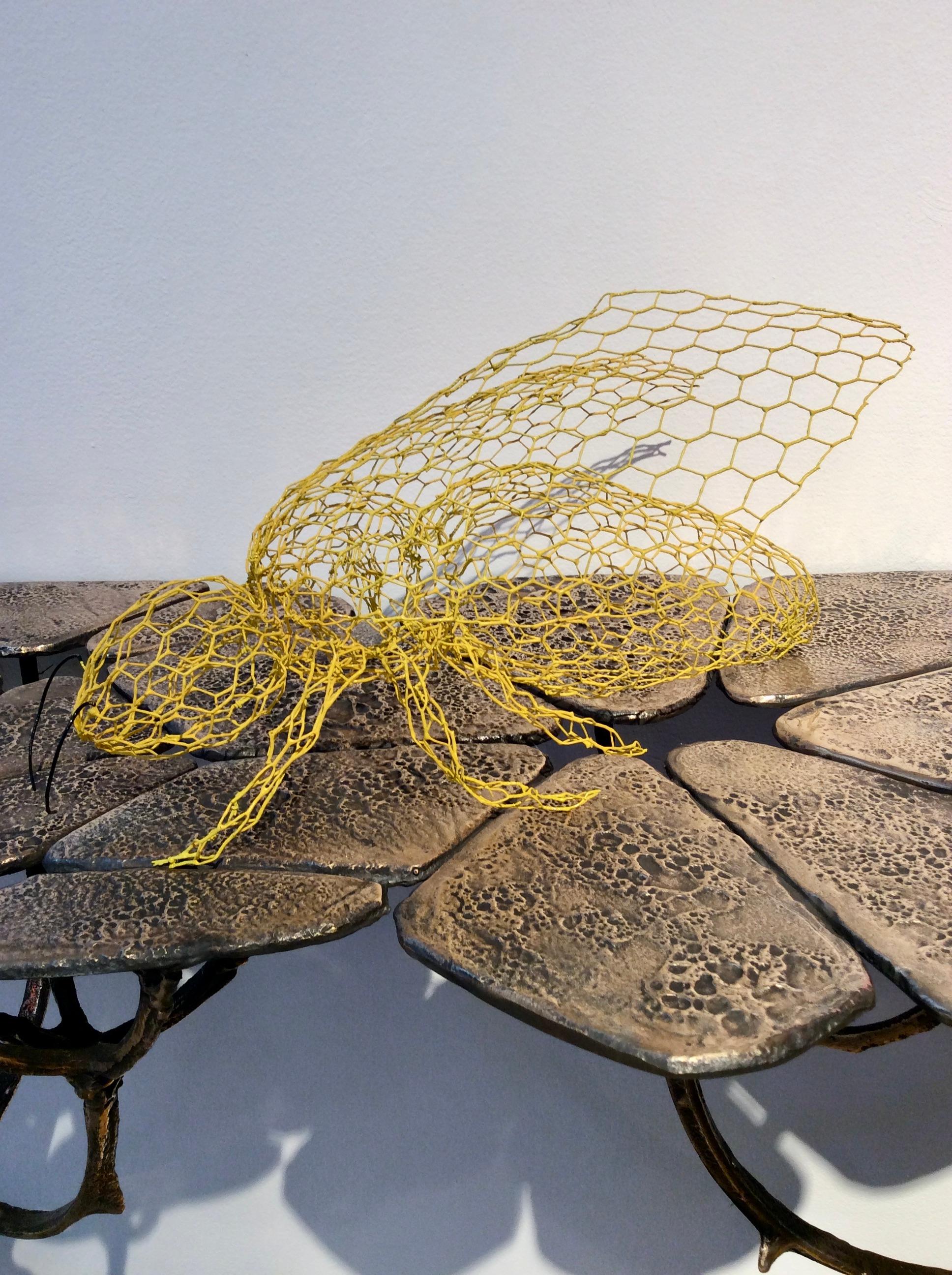 Encantadora escultura de alambre hecha a mano de una abeja melífera acabada con pintura de esmalte amarillo brillante y antenas negras. Se puede montar fácilmente en la pared si es necesario.