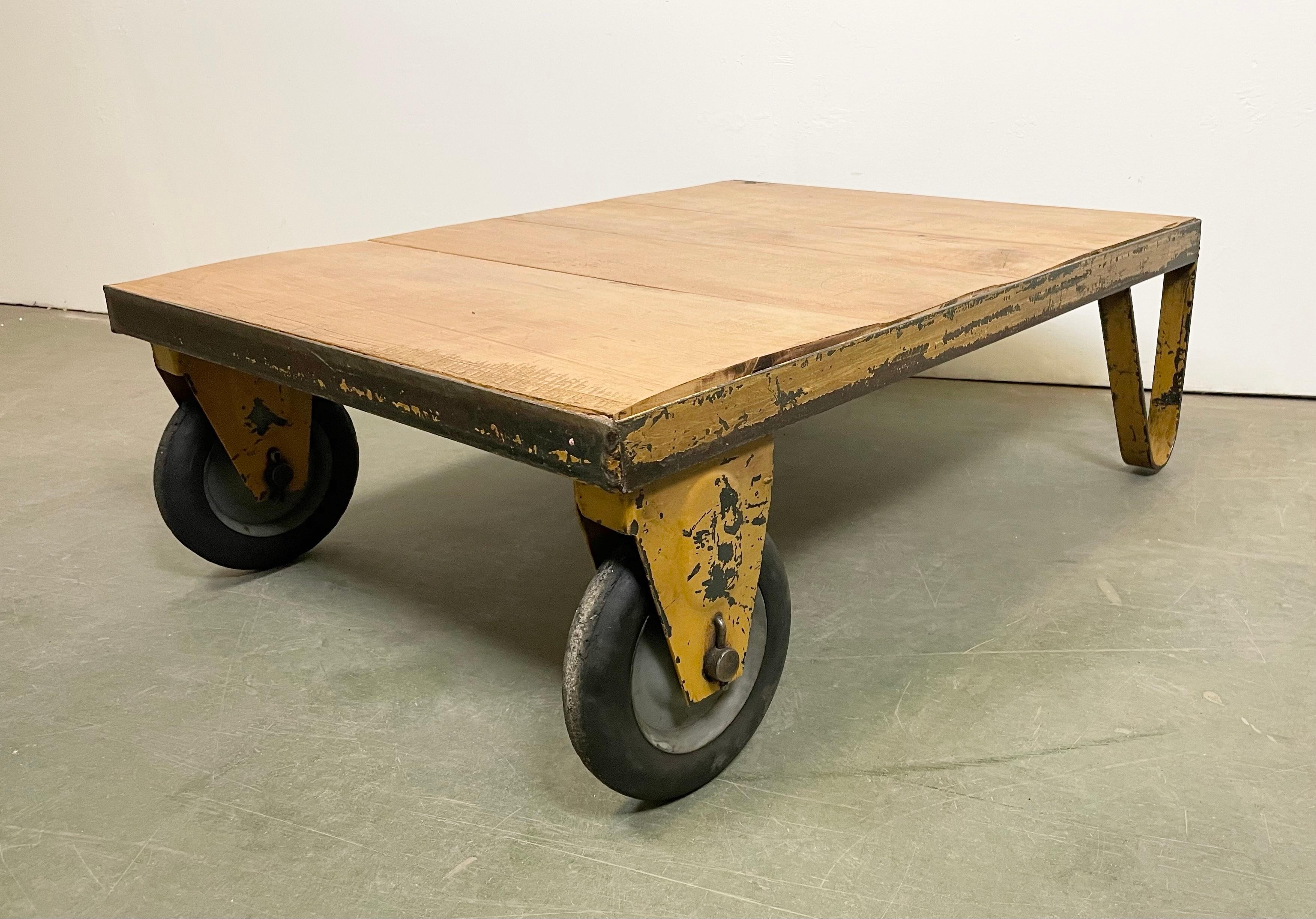 Chariot de table basse industriel jaune, années 1960 en vente 5