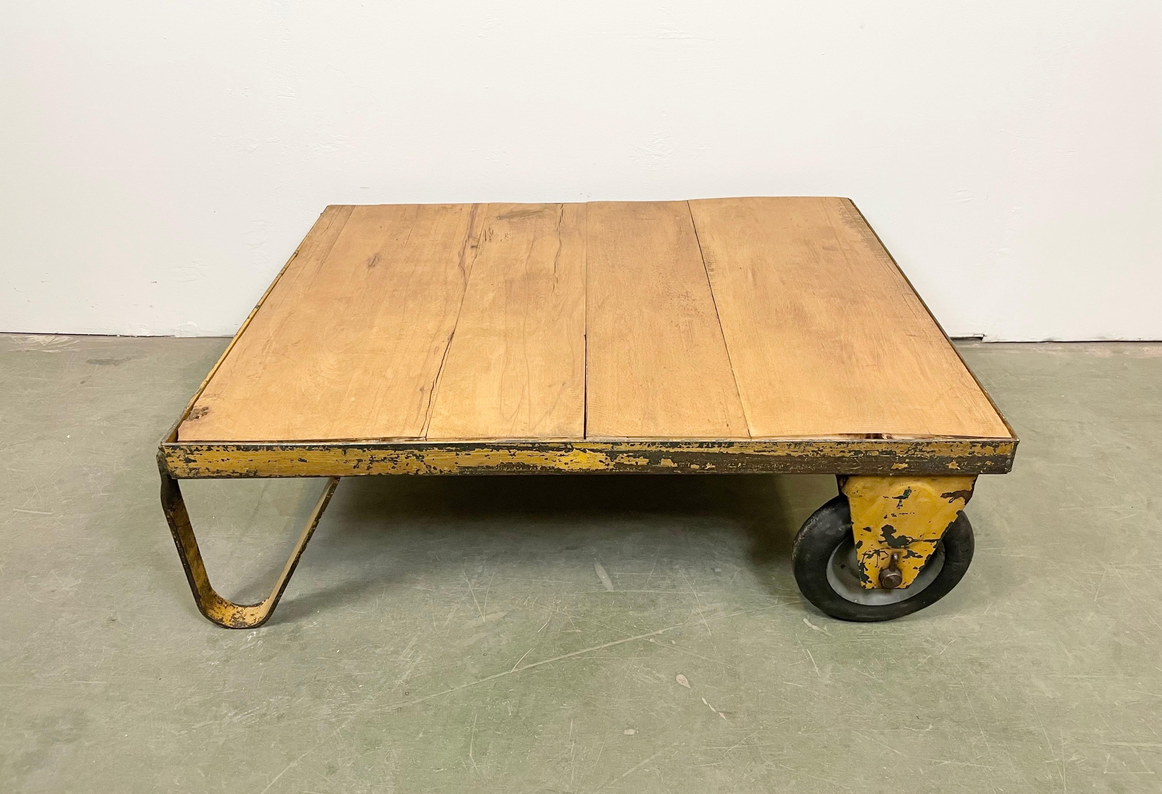 Industriel Chariot de table basse industriel jaune, années 1960 en vente
