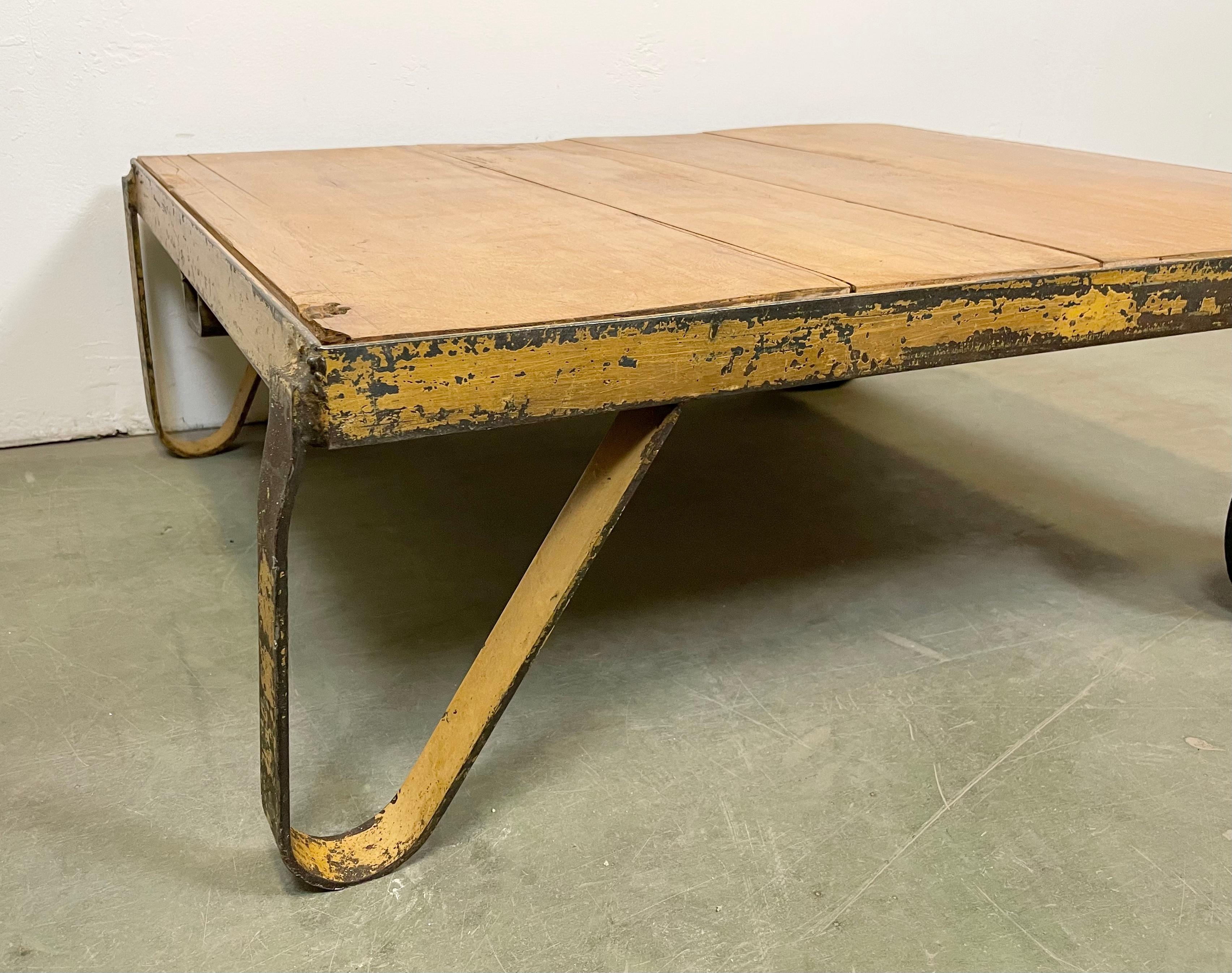 Gelbgelber Industrie-Couchtischwagen, 1960er Jahre im Zustand „Gut“ im Angebot in Kojetice, CZ