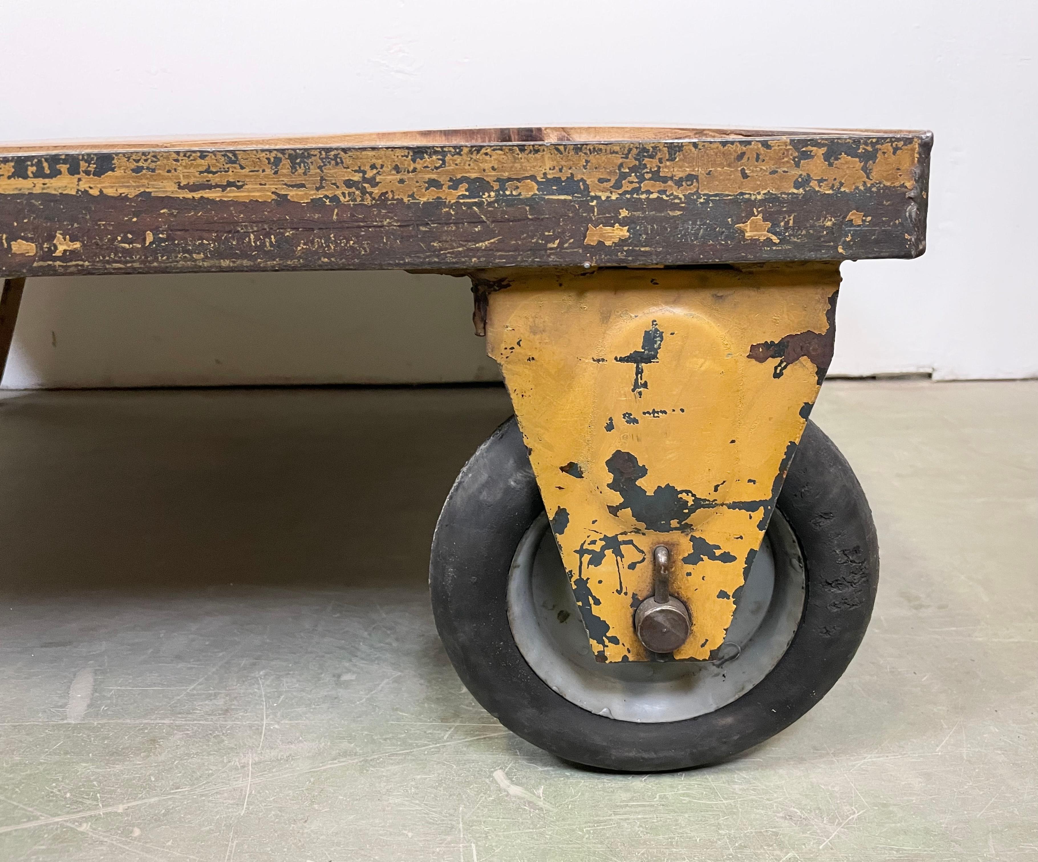 Fer Chariot de table basse industriel jaune, années 1960 en vente