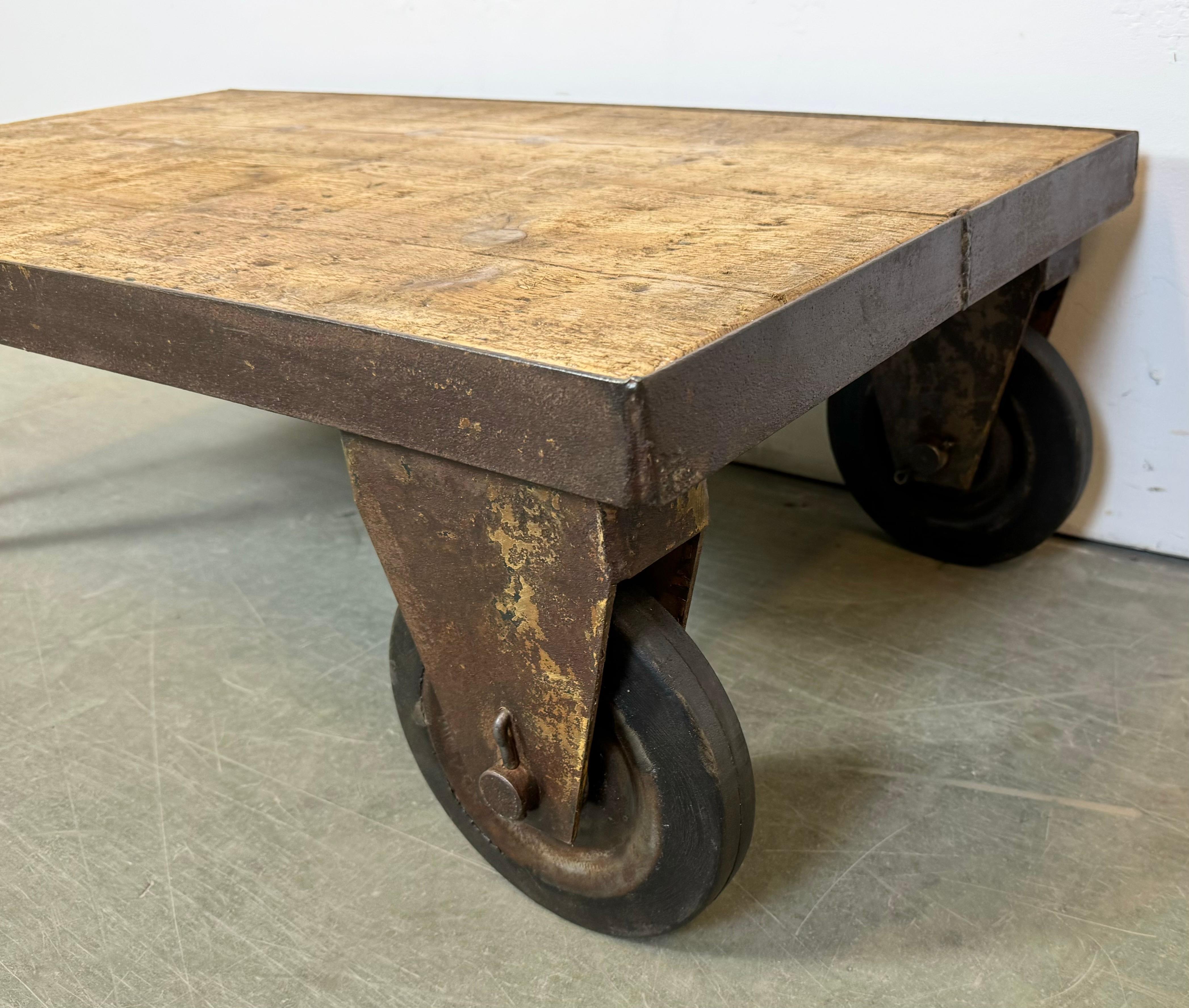 Yellow Industrial Coffee Table Cart, 1960s For Sale 1