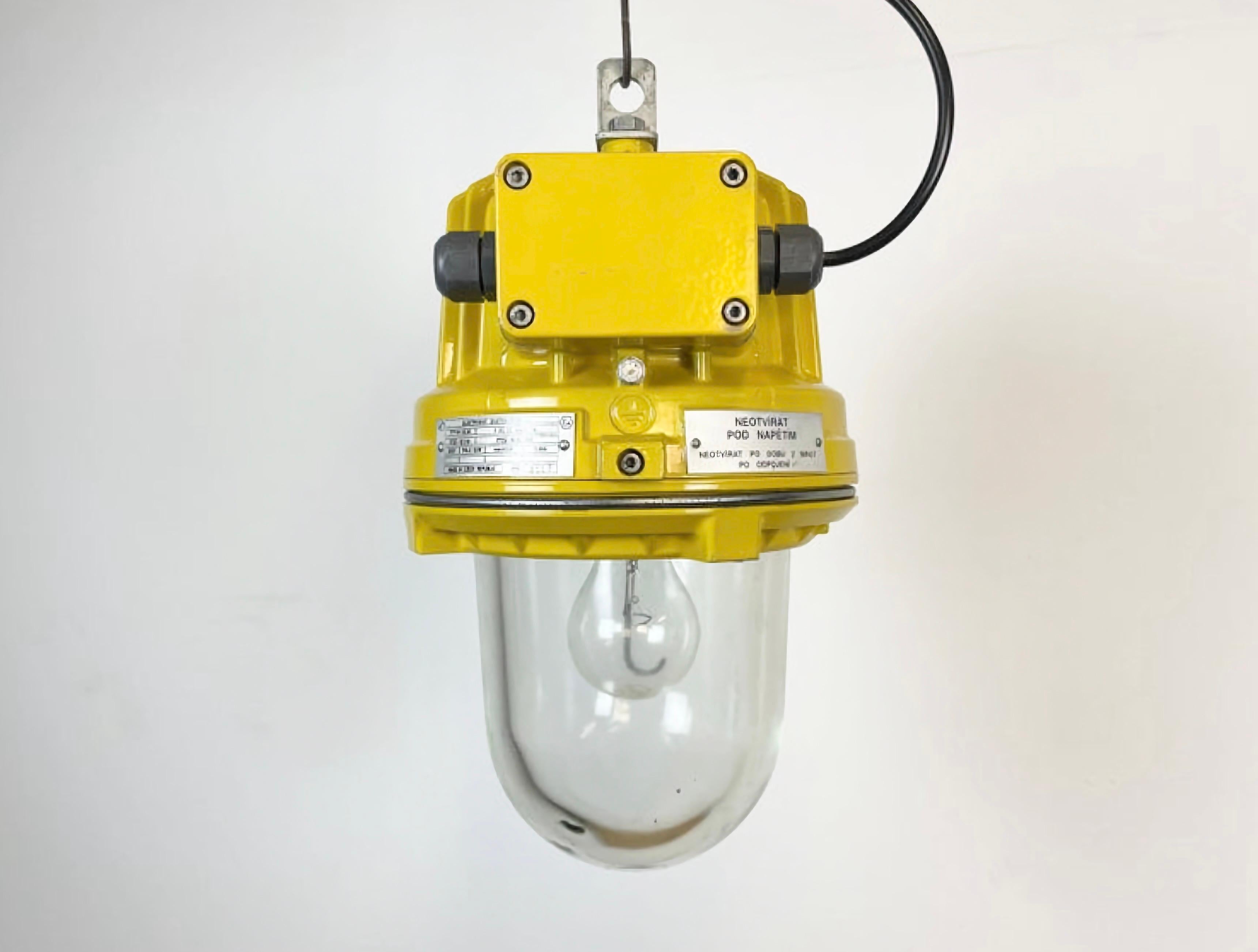 Industrial factory pendant light manufactured by Elektrosvit in Czech Republic during the 1990s. It features a cast aluminium body and explosion-proof glass.
The socket requires standard E27/ E26 lightbulbs. New wire. The weight of the lamp is 10 kg.