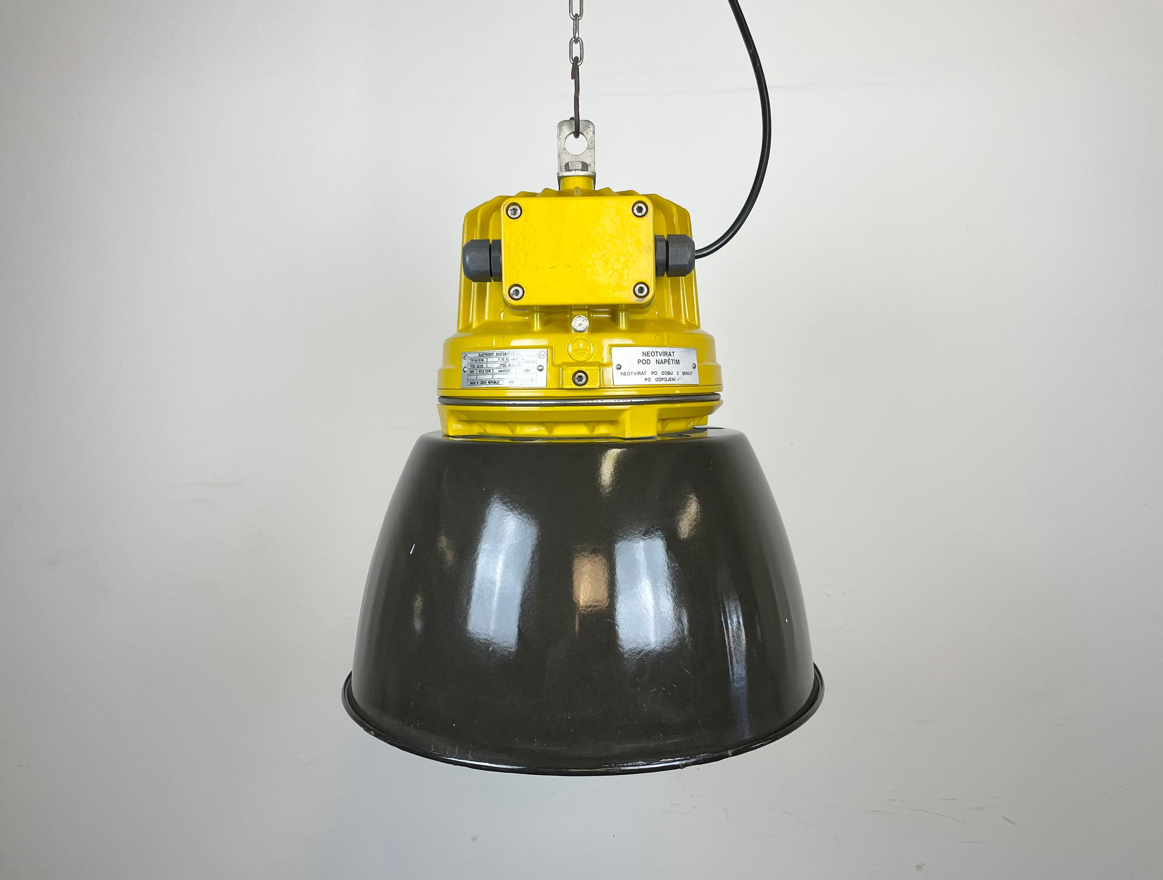 Industrial factory pendant light manufactured by Elektrosvit in Czech Republic during the 1990s. It features a cast aluminium body, an explosion-proof glass and black enameled shade with white enameled interior.
The socket requires E27 lightbulbs.