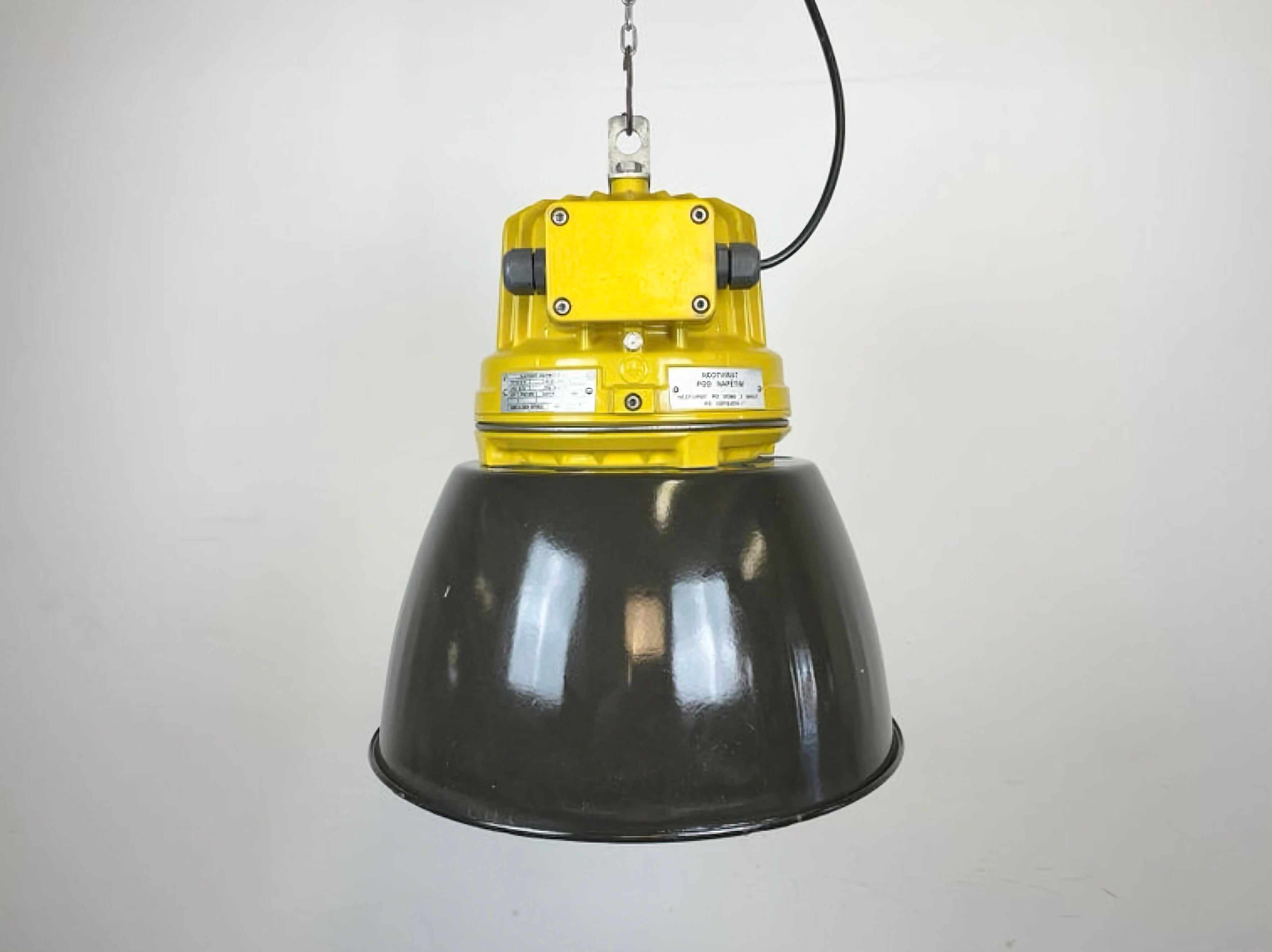 Industrial factory pendant light manufactured by Elektrosvit in Czech Republic during the 1990s. It features a cast aluminium body, an explosion-proof glass and black enameled shade with white enameled interior.
The socket requires standard E27 /