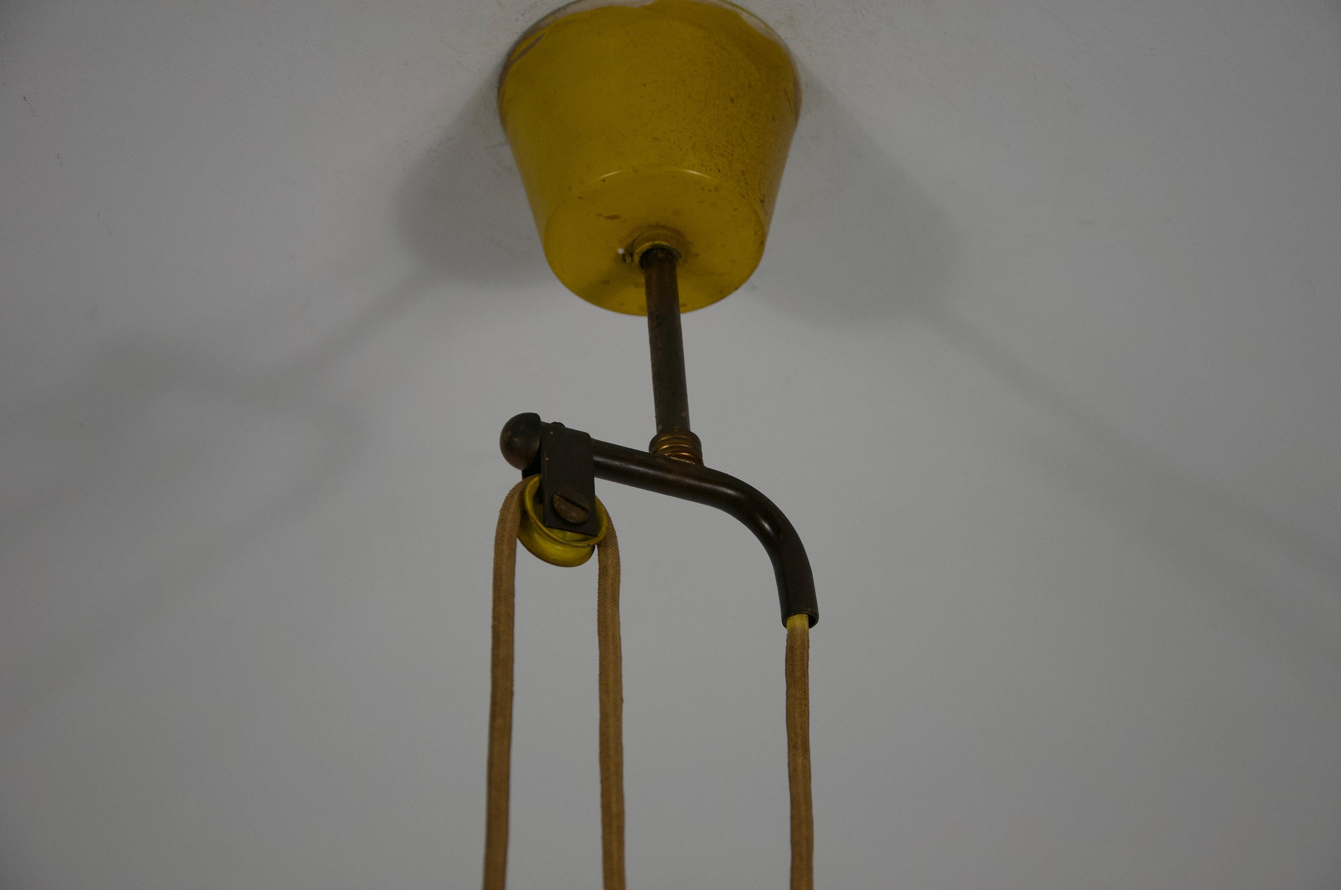 Lampada a sospensione a contrappeso gialla italiana, anni '50 in vendita 3