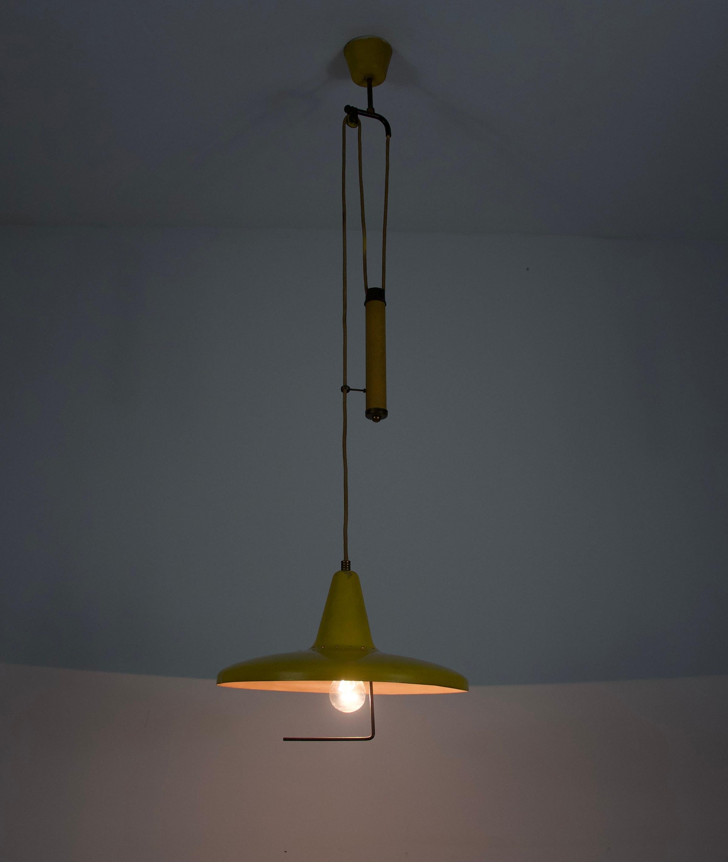 Lampada a sospensione a contrappeso gialla italiana, anni '50 in vendita 4