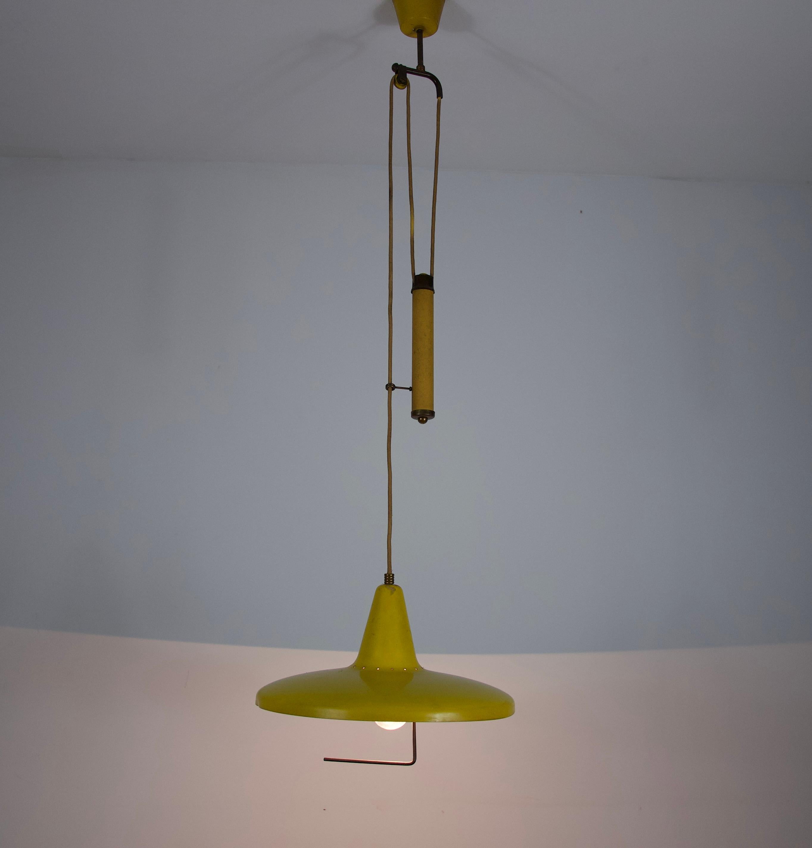 Lampada a sospensione a contrappeso gialla italiana, anni '50 in vendita 5