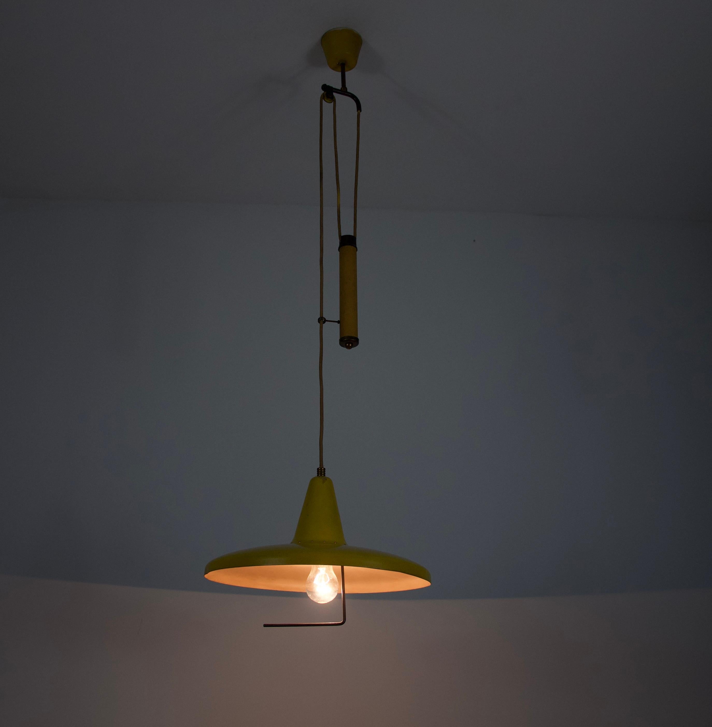 Lampada a sospensione a contrappeso gialla italiana, anni '50 in vendita 6