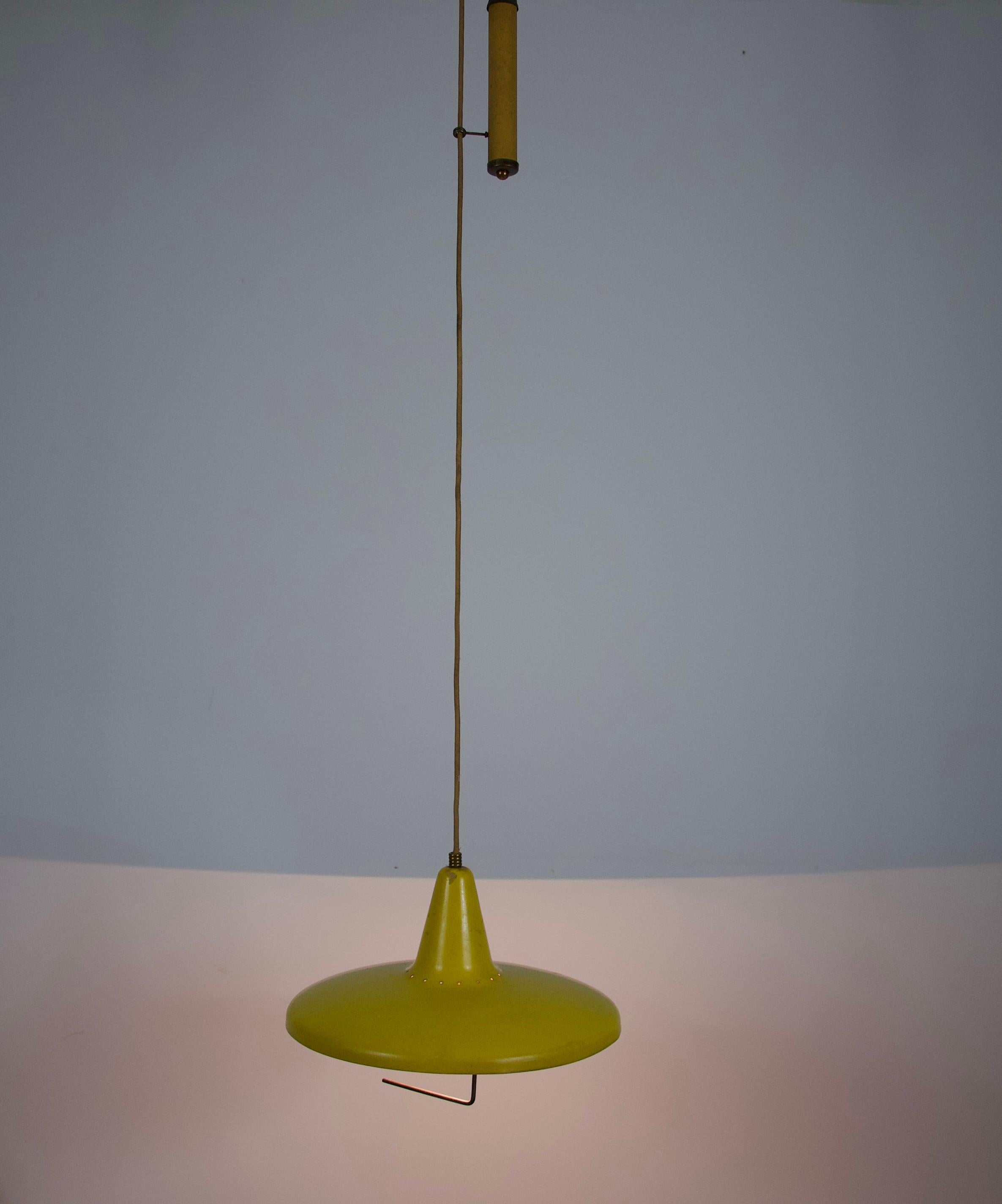 Lampada a sospensione a contrappeso gialla italiana, anni '50 in vendita 7