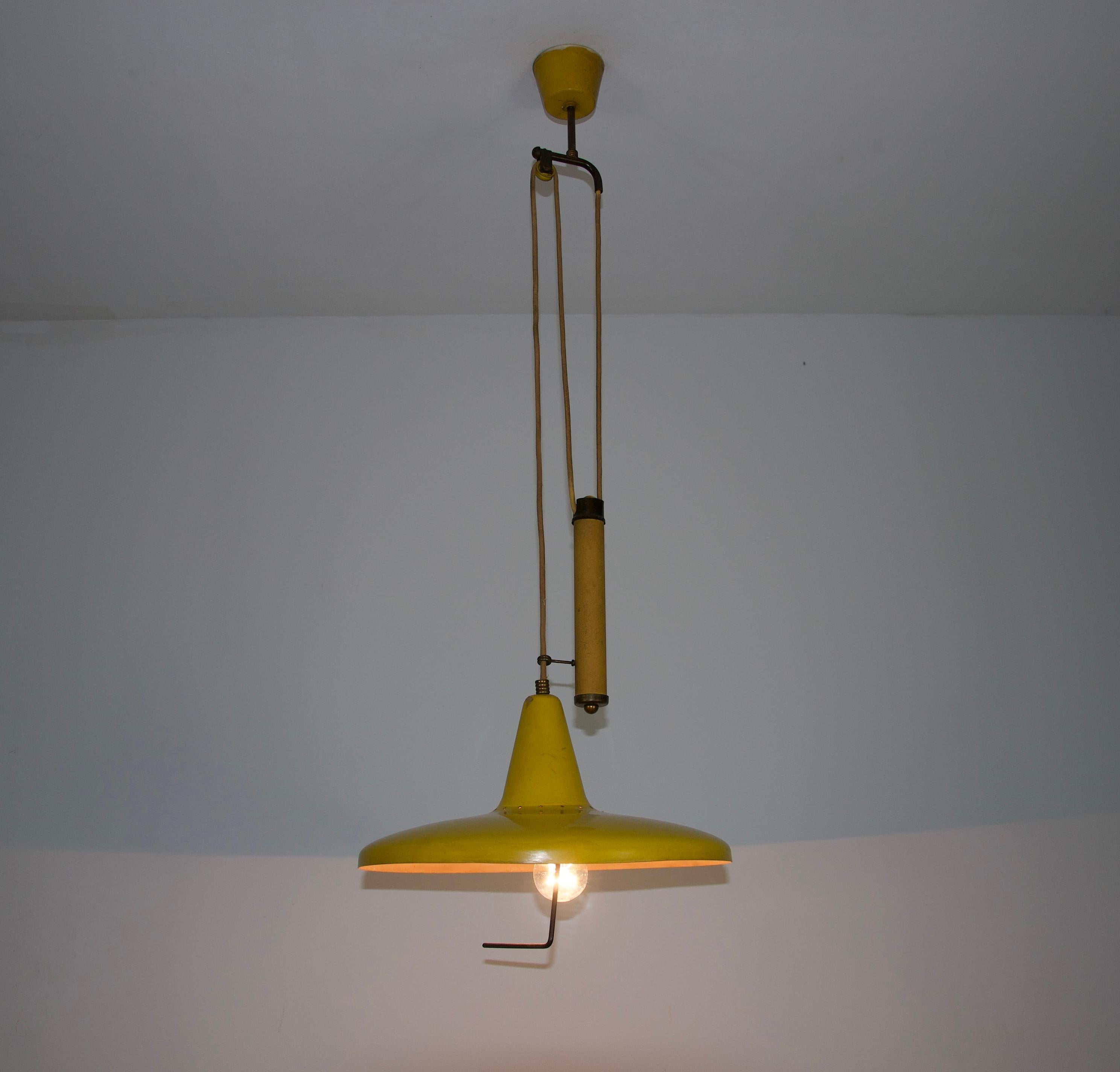Lampada a sospensione a contrappeso gialla italiana, anni '50 in vendita 9