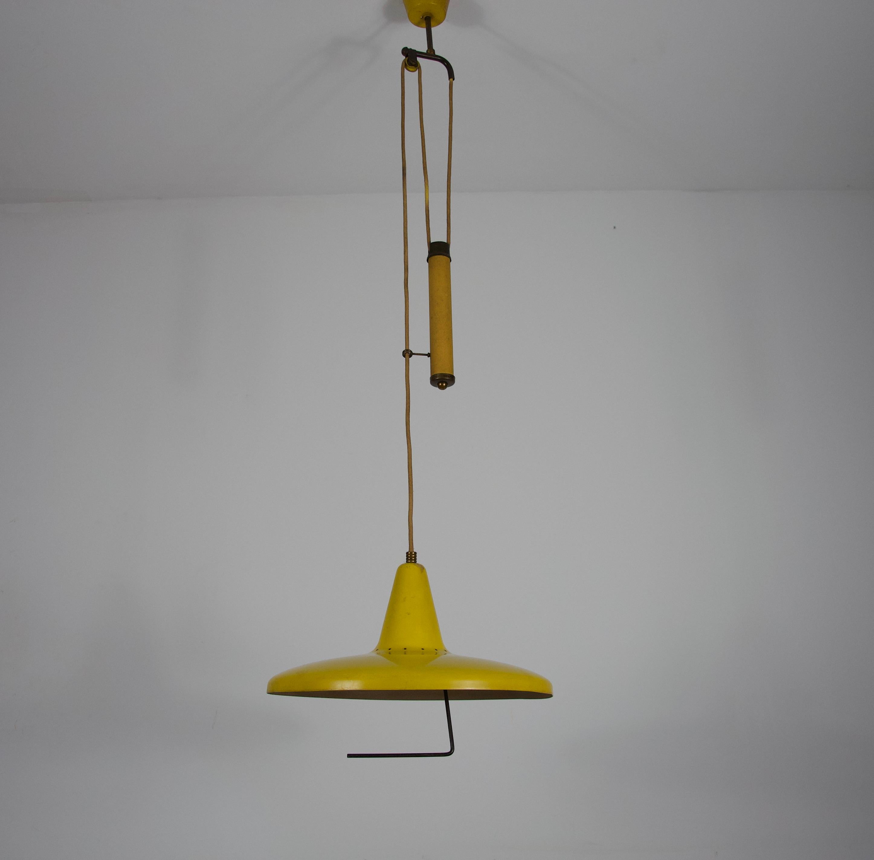 Questa straordinaria lampada a sospensione a contrappeso in metallo giallo proveniente dall'Italia, risalente agli anni '50, è un bellissimo esempio di design modernista del dopoguerra. Caratterizzata da un colore deciso e da un'eleganza funzionale,
