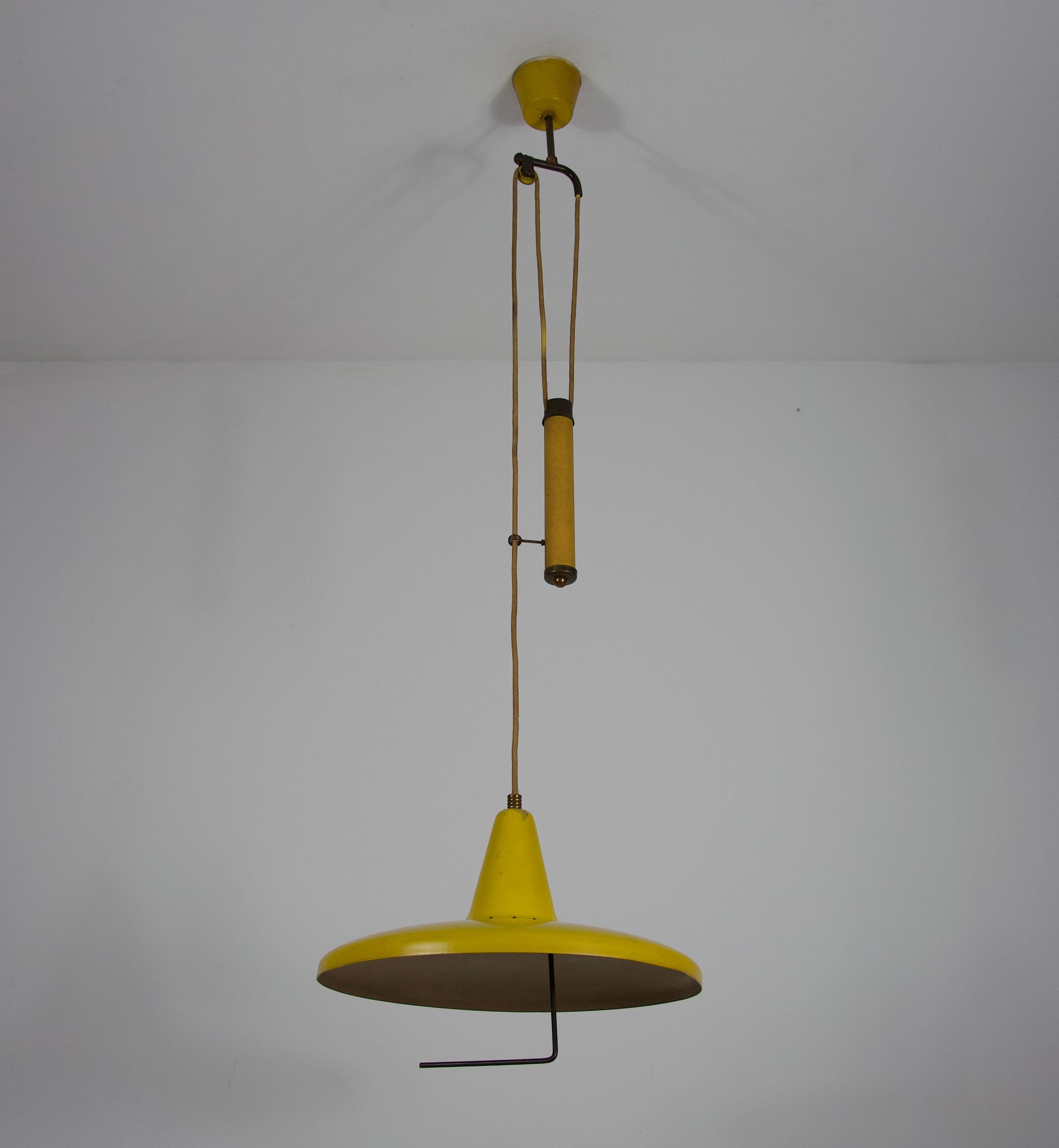 Mid-Century moderno Lampada a sospensione a contrappeso gialla italiana, anni '50 in vendita