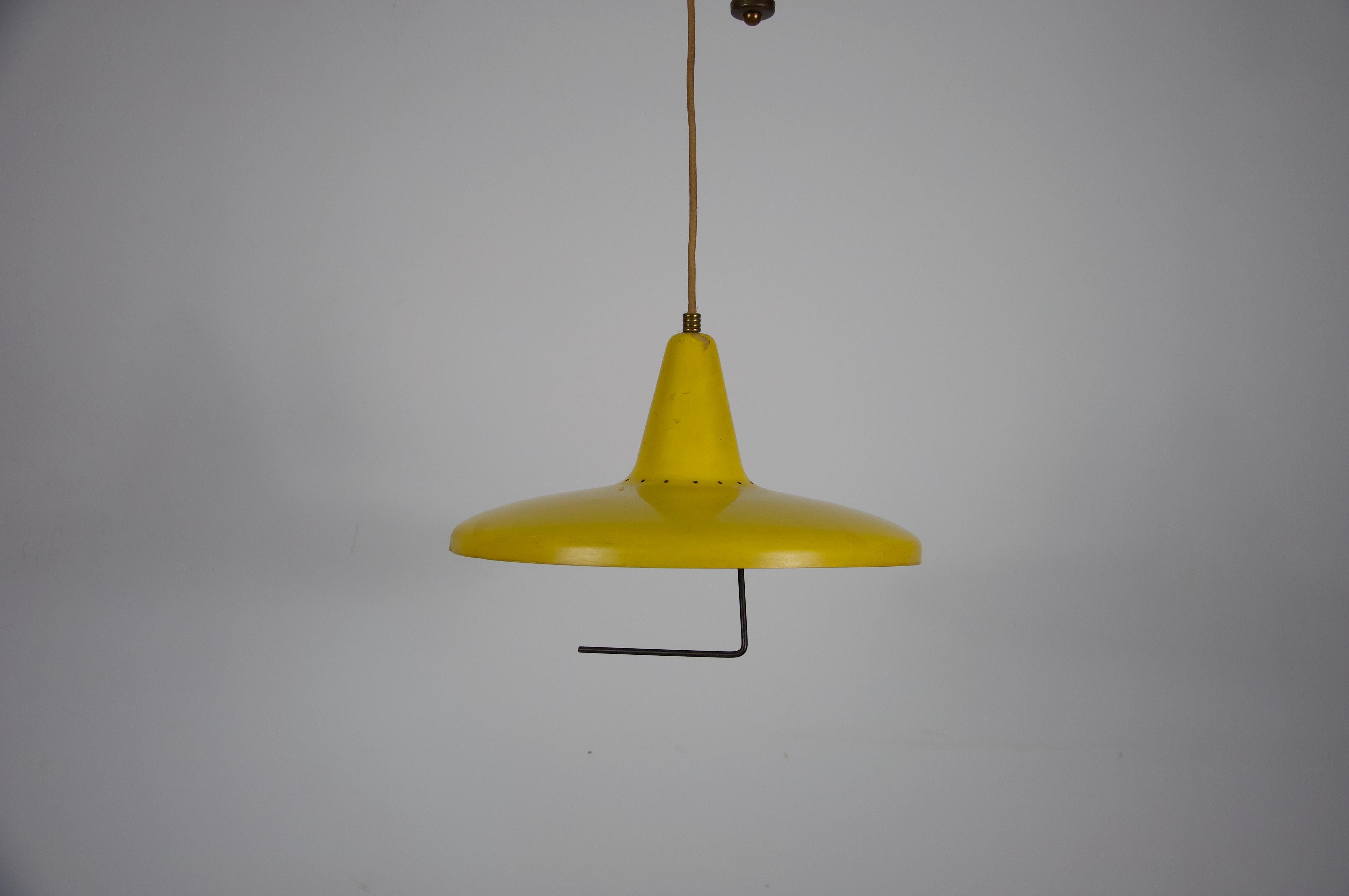 Lampada a sospensione a contrappeso gialla italiana, anni '50 In condizioni discrete in vendita a Hagenbach, DE