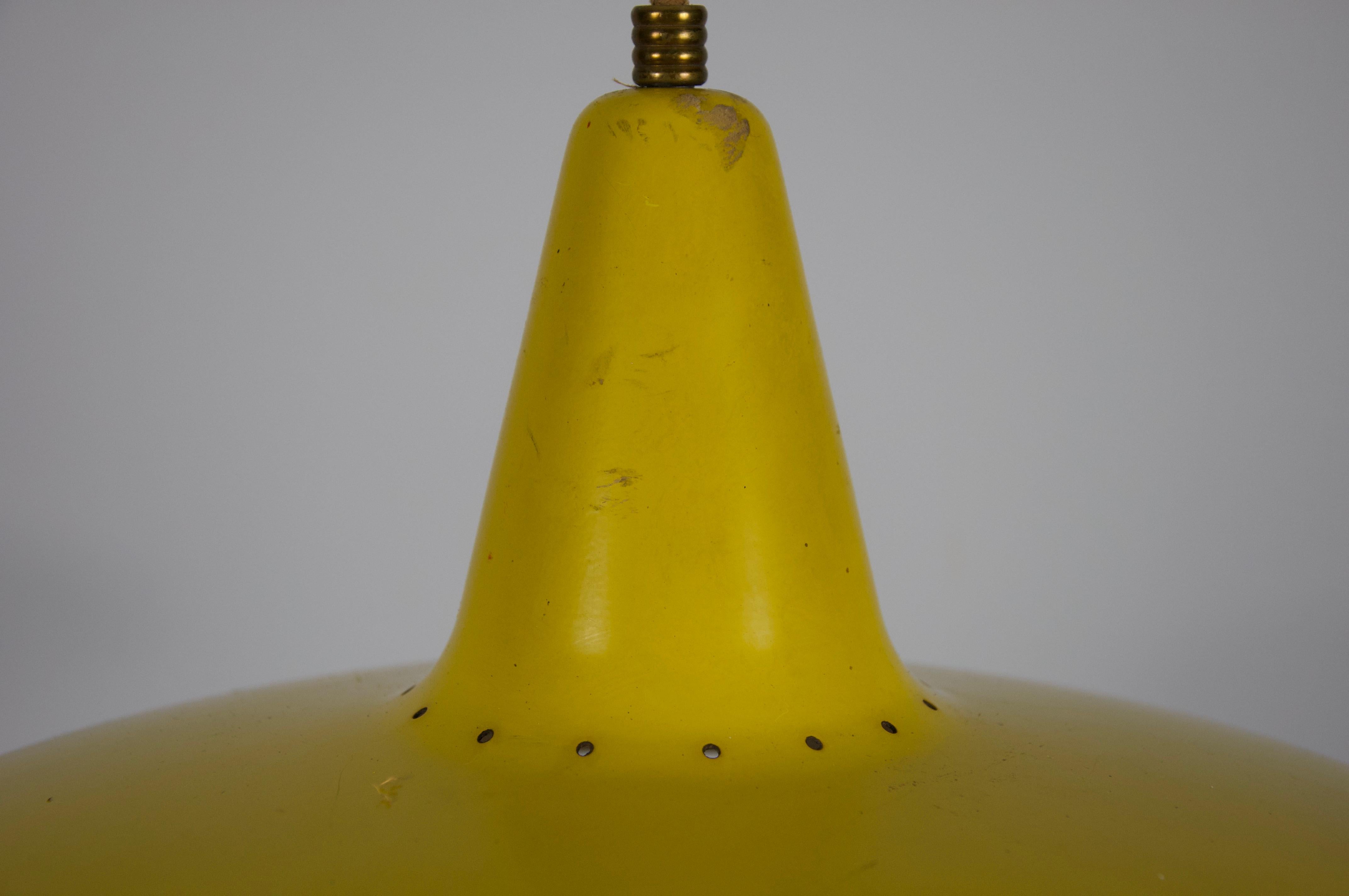 Alluminio Lampada a sospensione a contrappeso gialla italiana, anni '50 in vendita