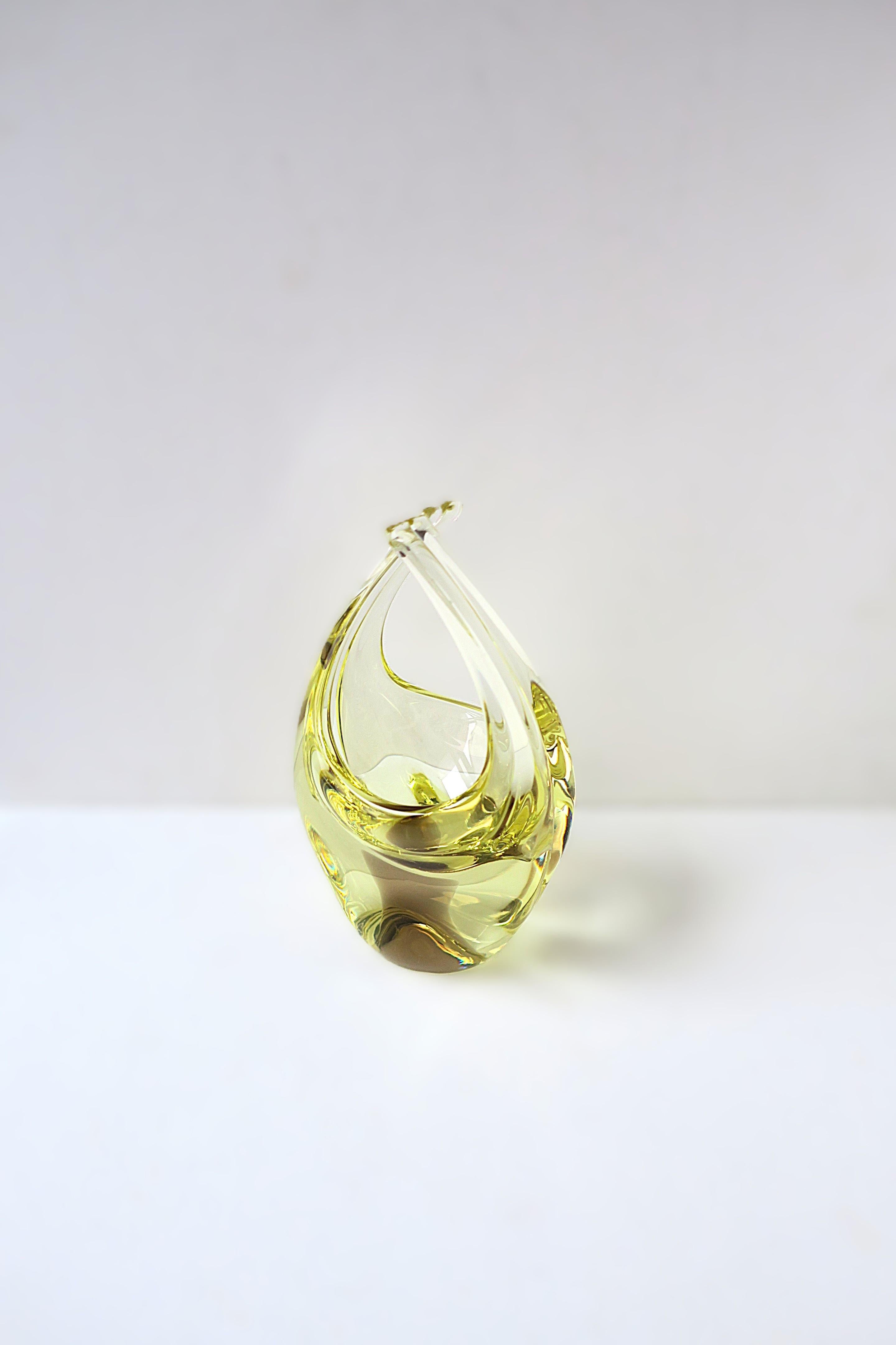 Importante coupe en verre d'art jaune de Murano, vers le milieu ou la fin du XXe siècle, Italie. Un magnifique bol jaune vif avec un design en forme d'anse. Fabriqué à la main. Idéal comme pièce unique, plat à bonbons, etc. 