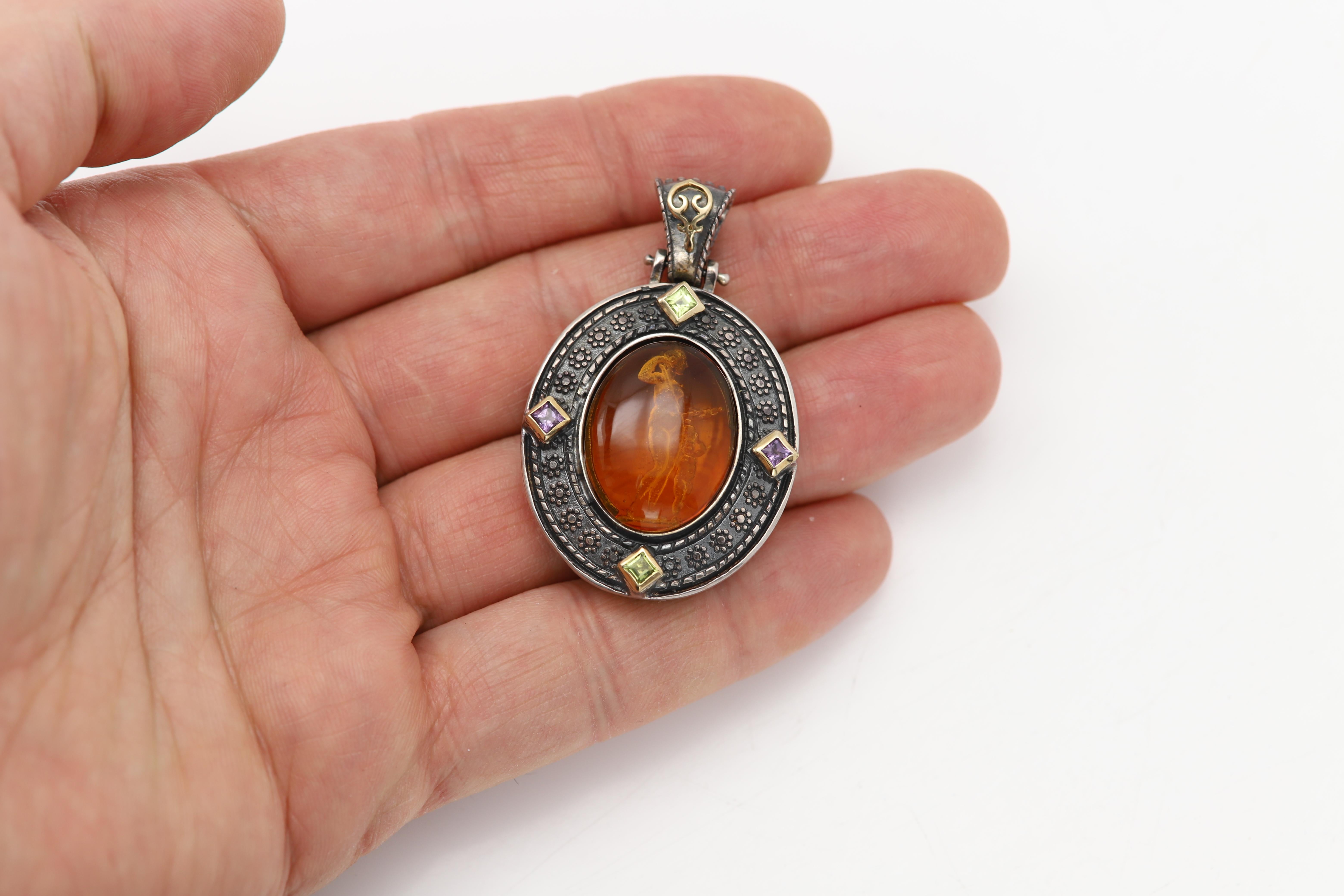 Cameo of Venus and Cupid Goddess Italian Vintage Murano Glass Pendant In New Condition For Sale In Brooklyn, NY