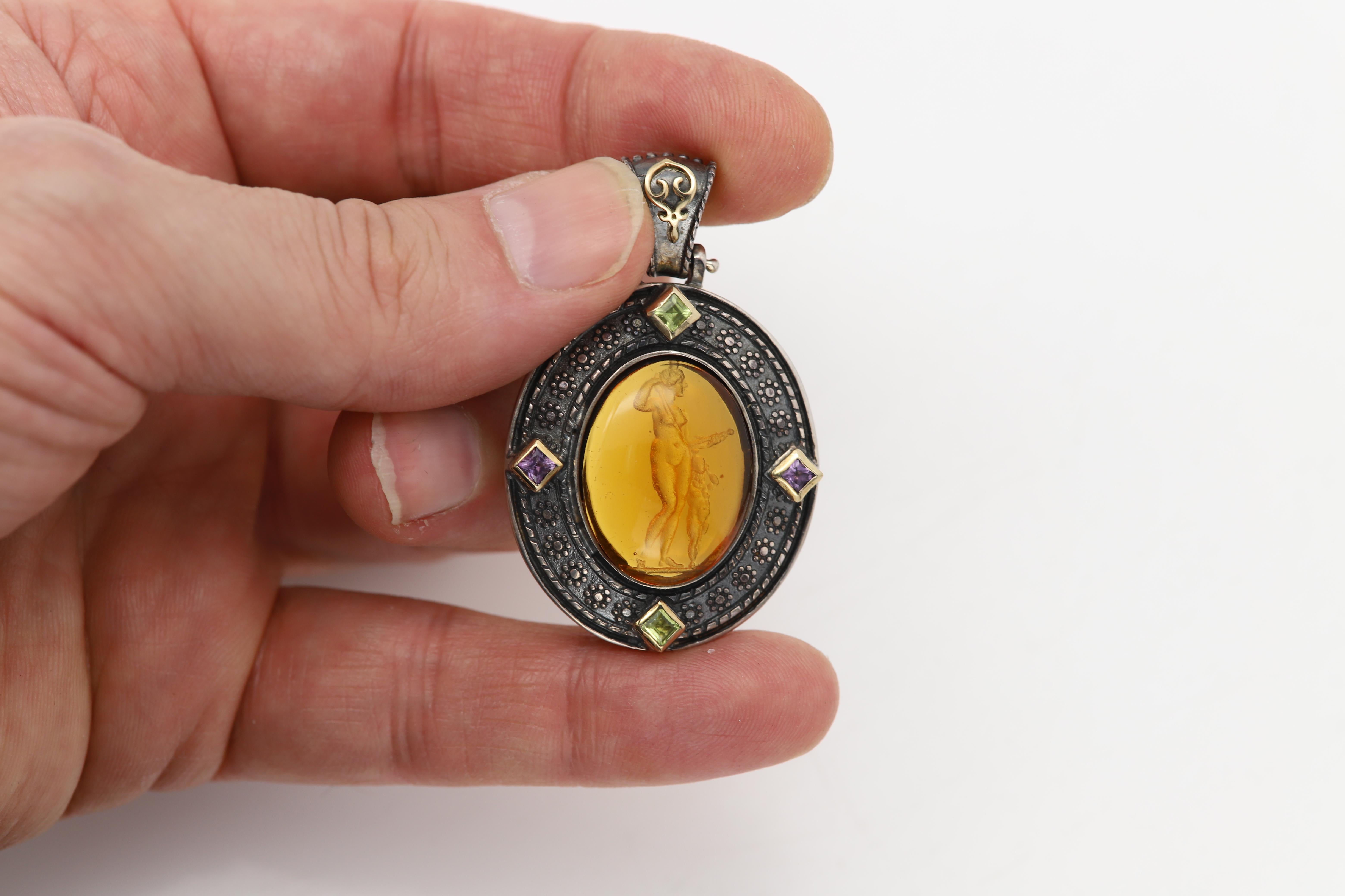 Women's Cameo of Venus and Cupid Goddess Italian Vintage Murano Glass Pendant For Sale