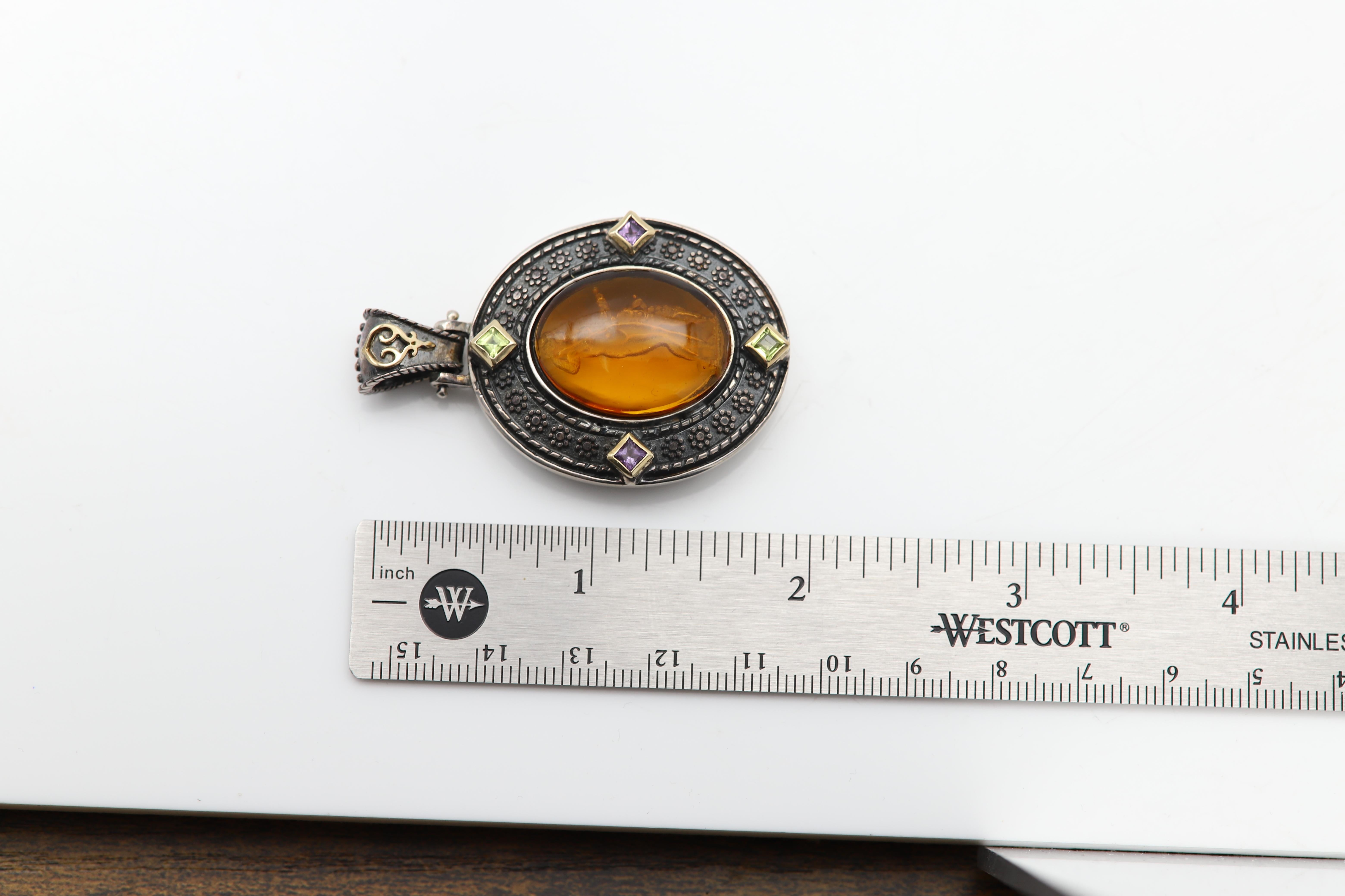 Cameo of Venus and Cupid Goddess Italian Vintage Murano Glass Pendant For Sale 1