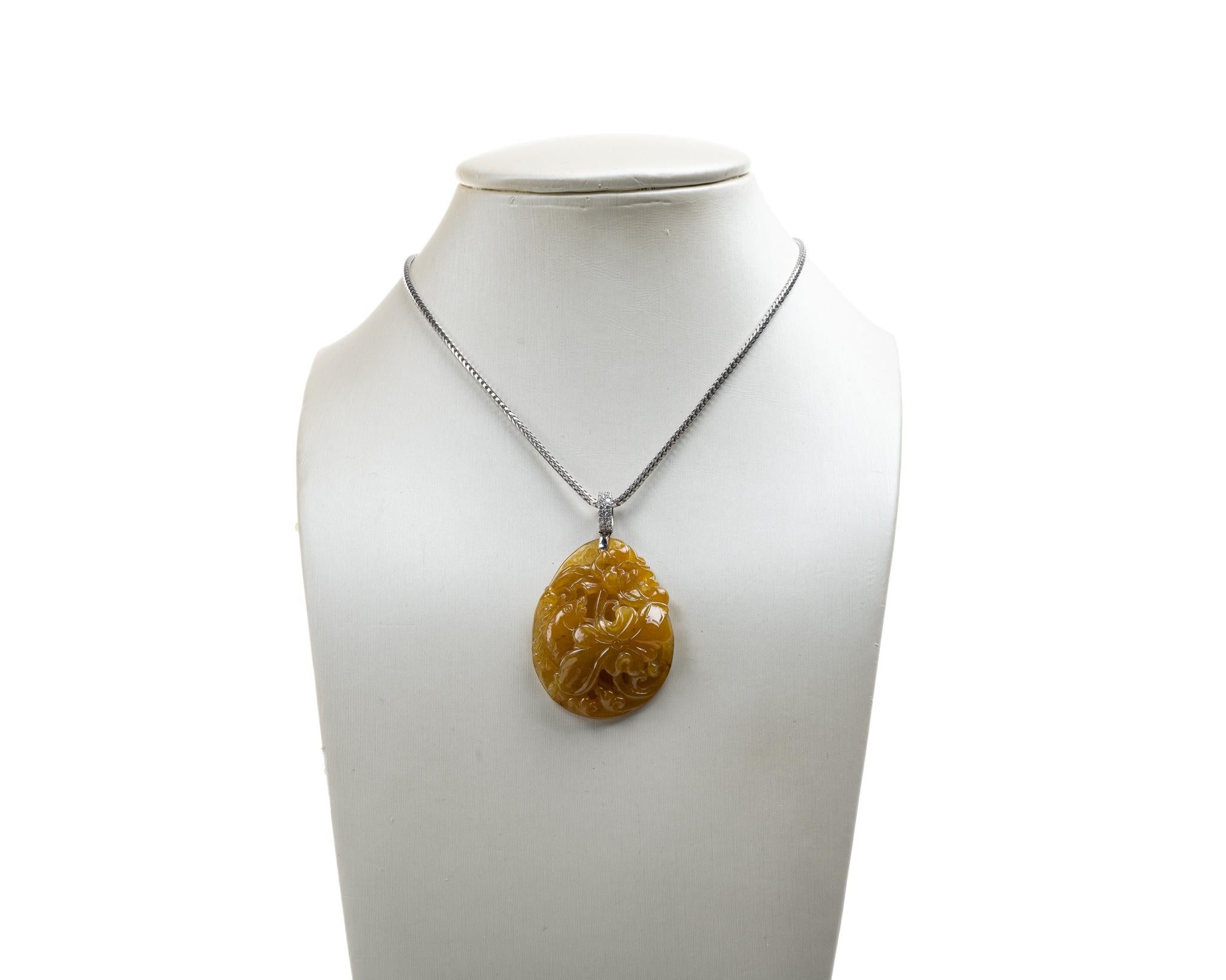 Pendentif fleur de lotus et poisson en jade jadéite jaune, certifié non traité Pour hommes en vente