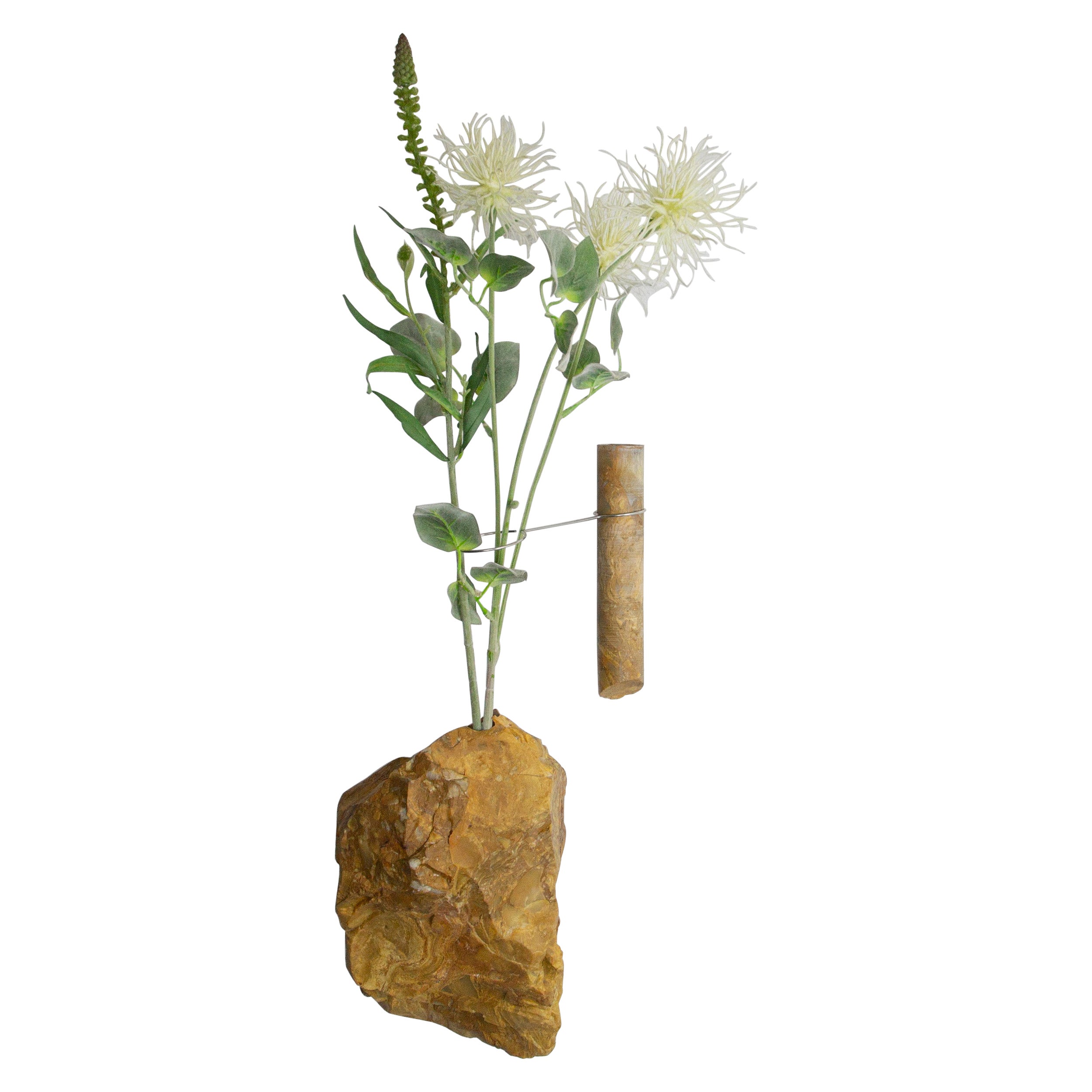 Gelbes Wandgefäß mit Jaspisblumen von Studio DO