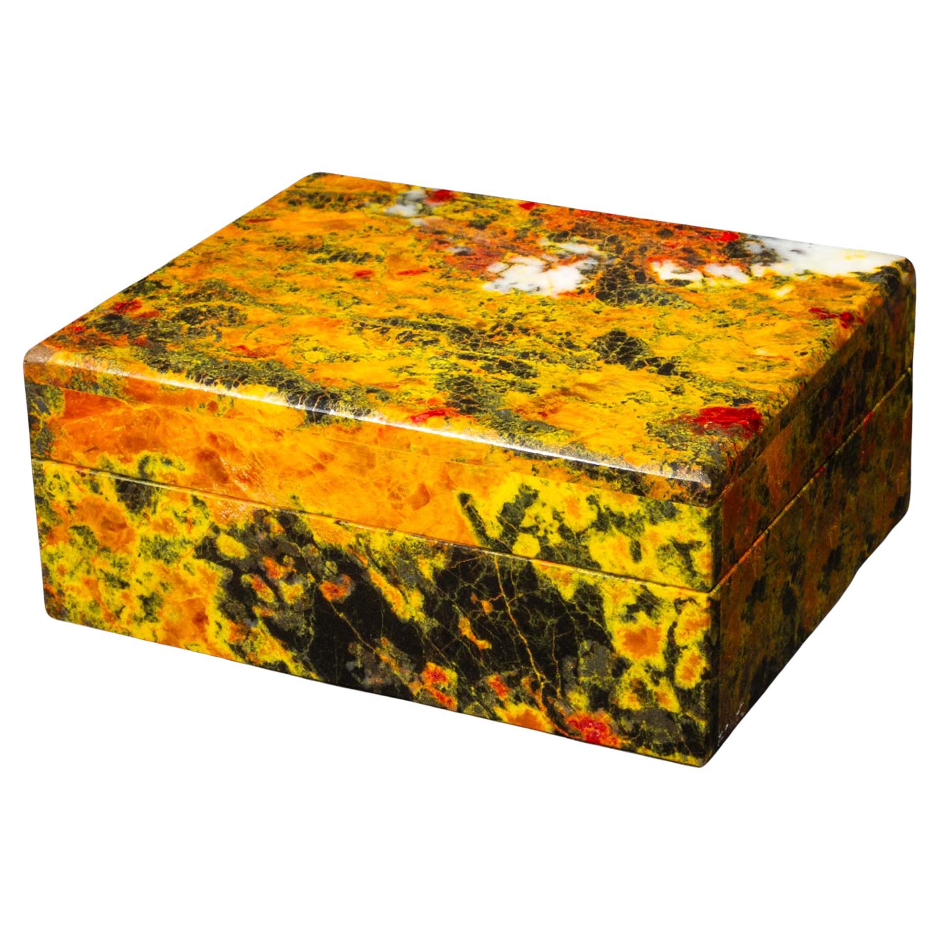 Boîte à charnière en jaspe jaune, 4.25". en vente
