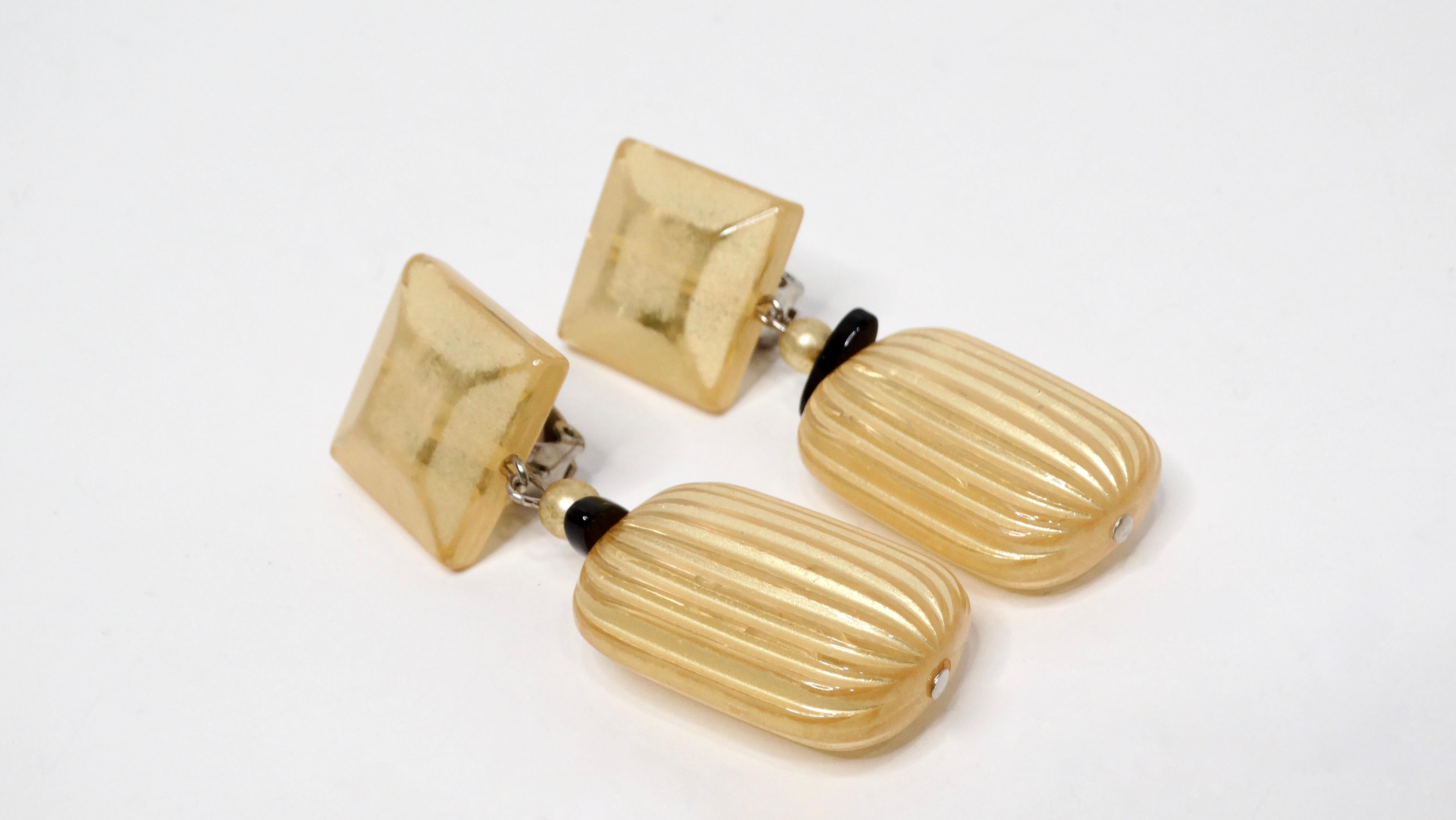 Gli orecchini a pendente con perline in costume giallo Jewell-Tone sono un delizioso pezzo che emana gioia e vivacità. Realizzati con un design leggero e arioso, questi orecchini sono caratterizzati da grandi e splendide perle gialle che imitano