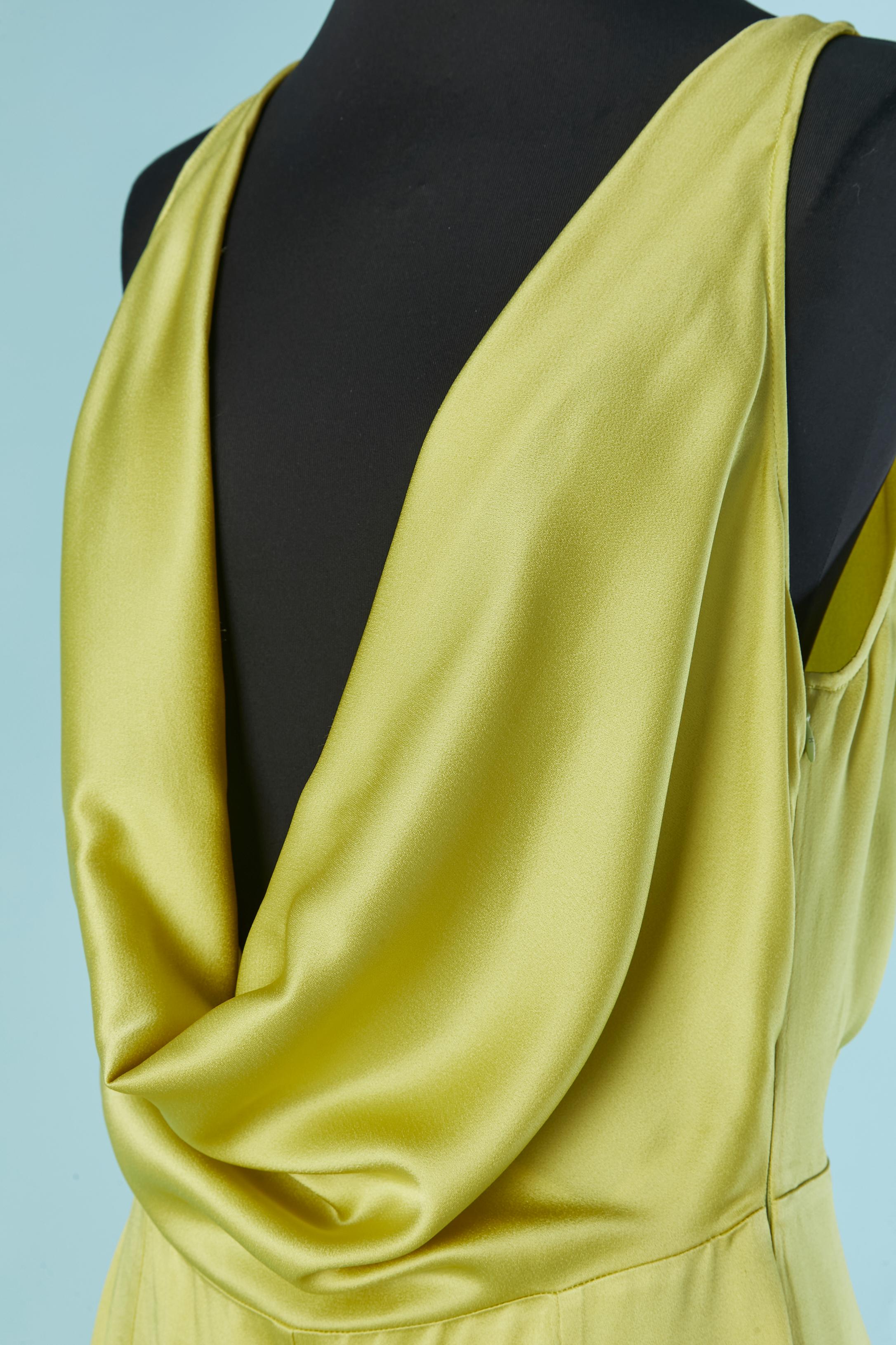 Combinaison jaune . Fermeture zippée et crochet sur le côté gauche. Bande de taille en gros grain à l'intérieur de la taille avec fermeture à bouton-pression. 
Composition du tissu : 66% acétate, 34% rayonne. 
TAILLE 44 (A-One) mais convient à 38