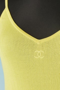 Gelbes Strick-Tanktop mit Perlenstickerei-Marke in der vorderen Chanel Boutique