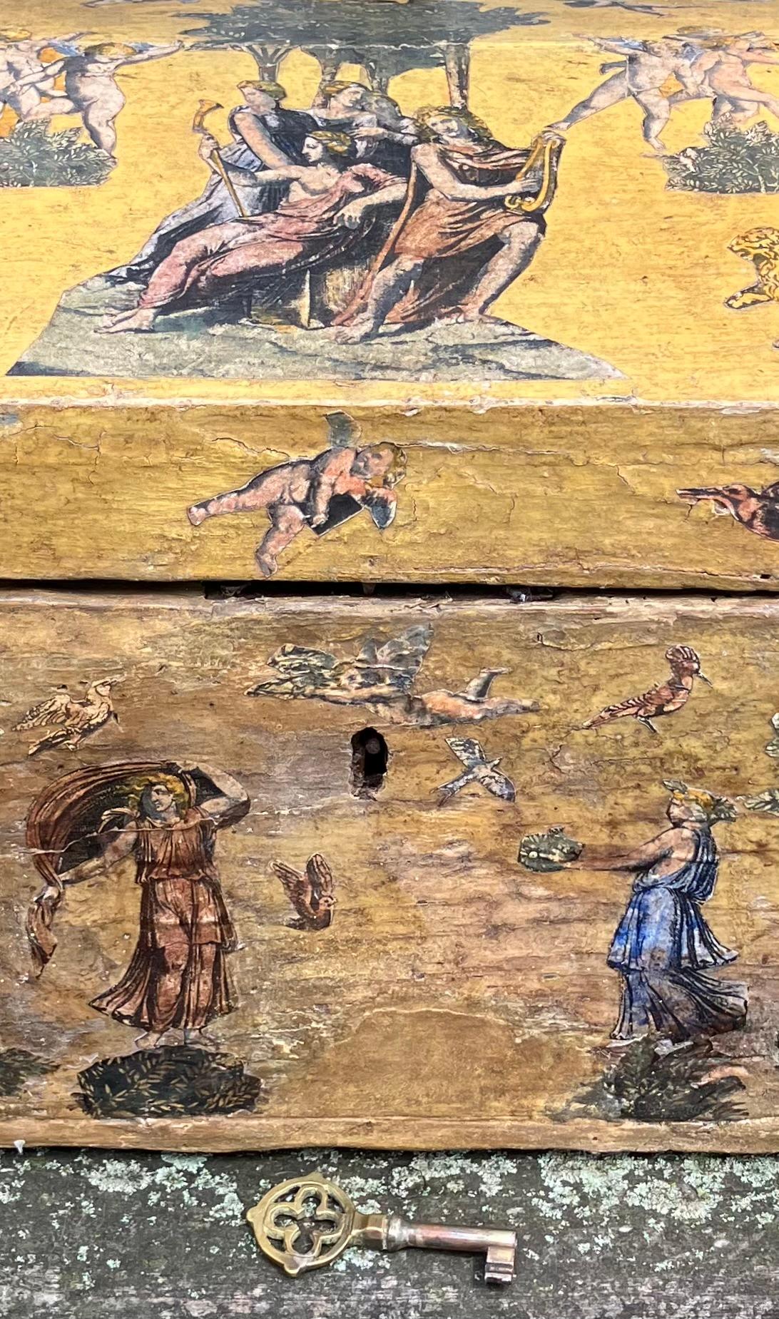 Boîte à ange lacca povera jaune. Coffre de la fin du XVIIe siècle avec des décorations decalcomania de lacca povera du début du XIXe siècle avec des anges, des oiseaux, des lions, des fleurs et des arbres ; avec la quincaillerie d'origine et la clé