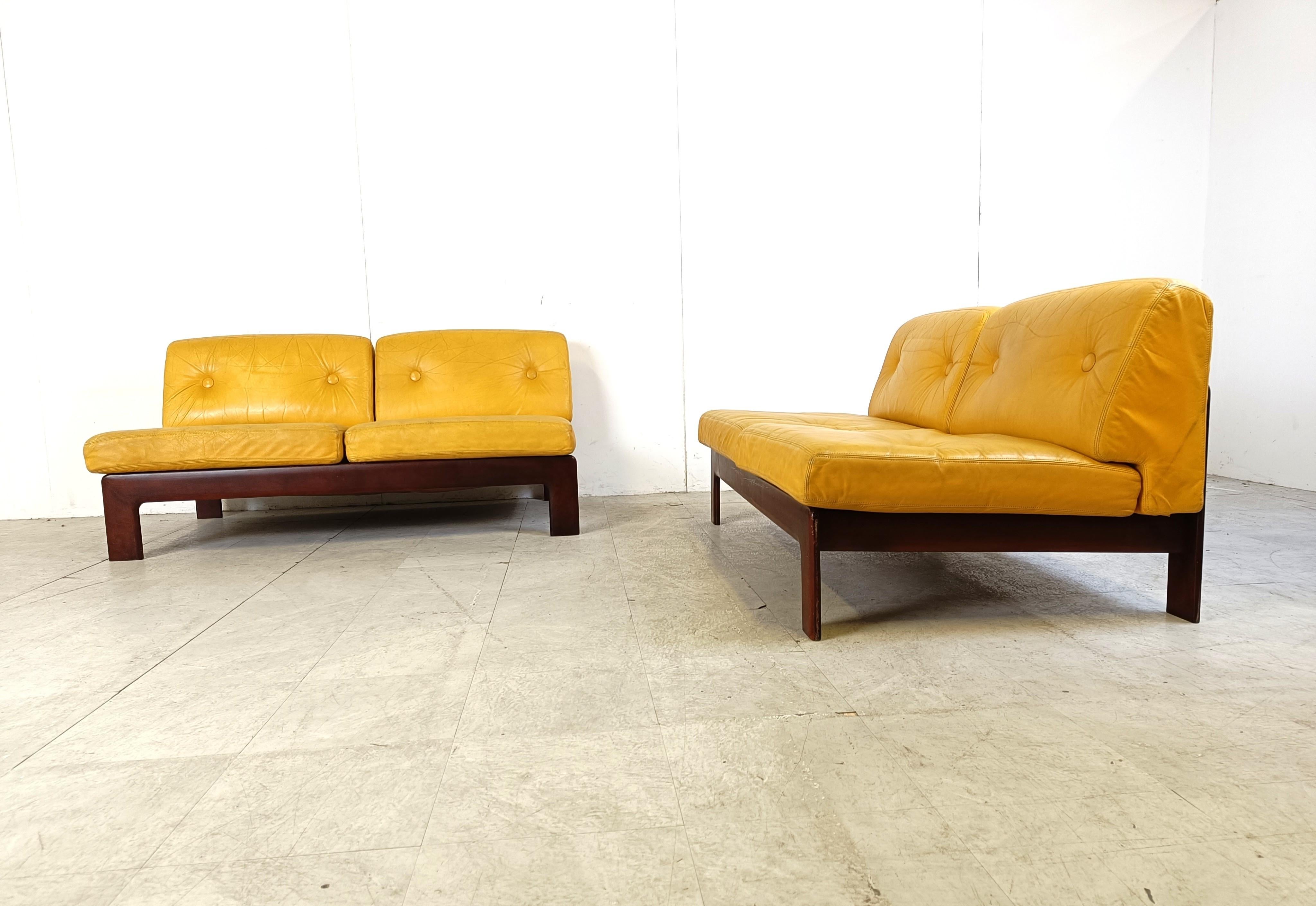 Gelbes Durlet-Sofa aus Leder, 1960er-Jahre  (Mitte des 20. Jahrhunderts) im Angebot