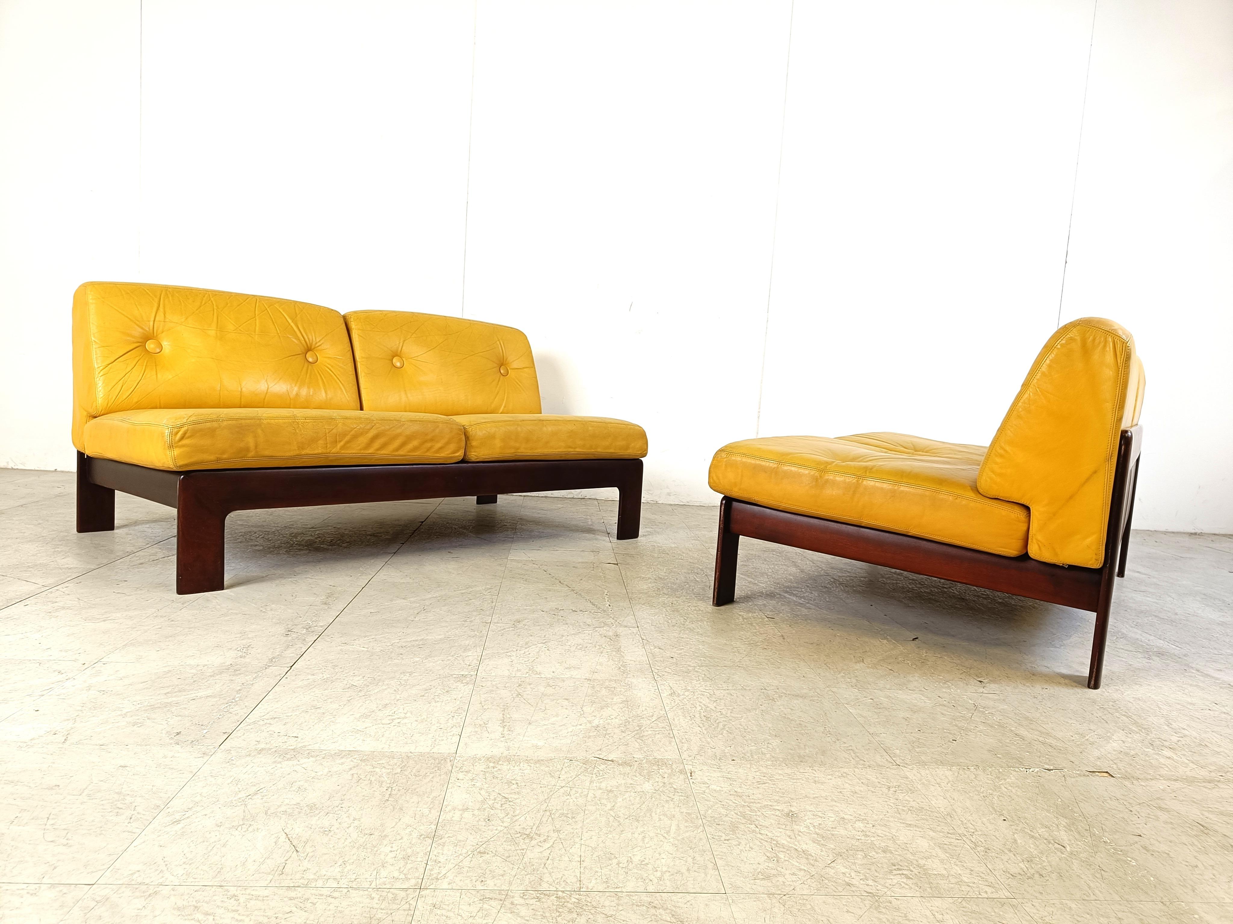 Gelbes Durlet-Sofa aus Leder, 1960er-Jahre  im Angebot 1