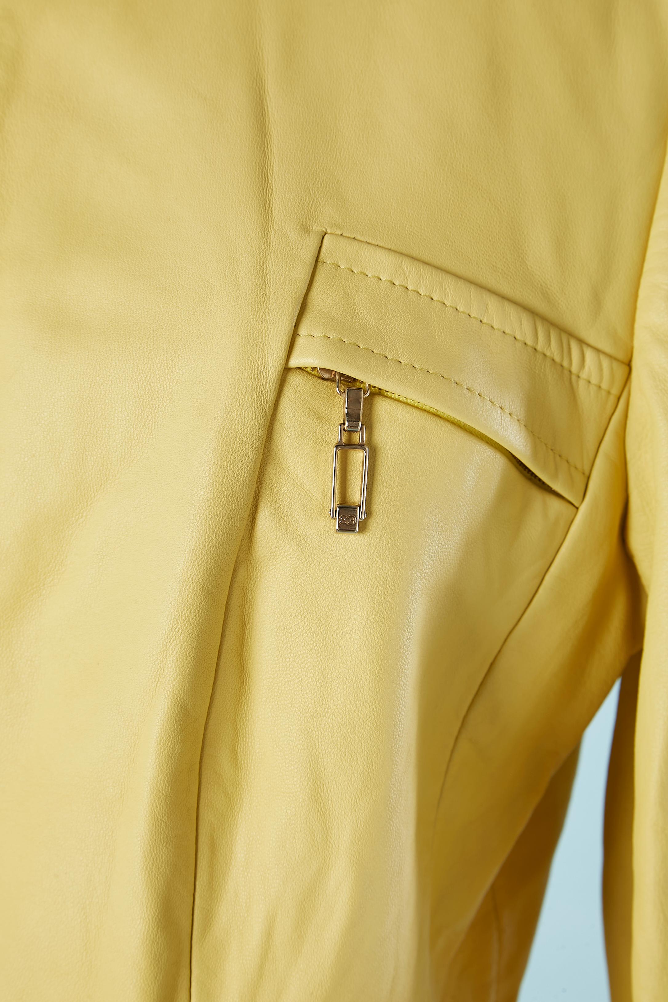 Beige Veste en cuir jaune avec fermeture éclair au milieu du front ESCADA  en vente