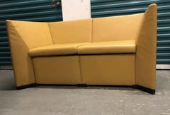 Sofá de dos plazas Loveseat de cuero amarillo Osvaldo Borsani Italian Modern