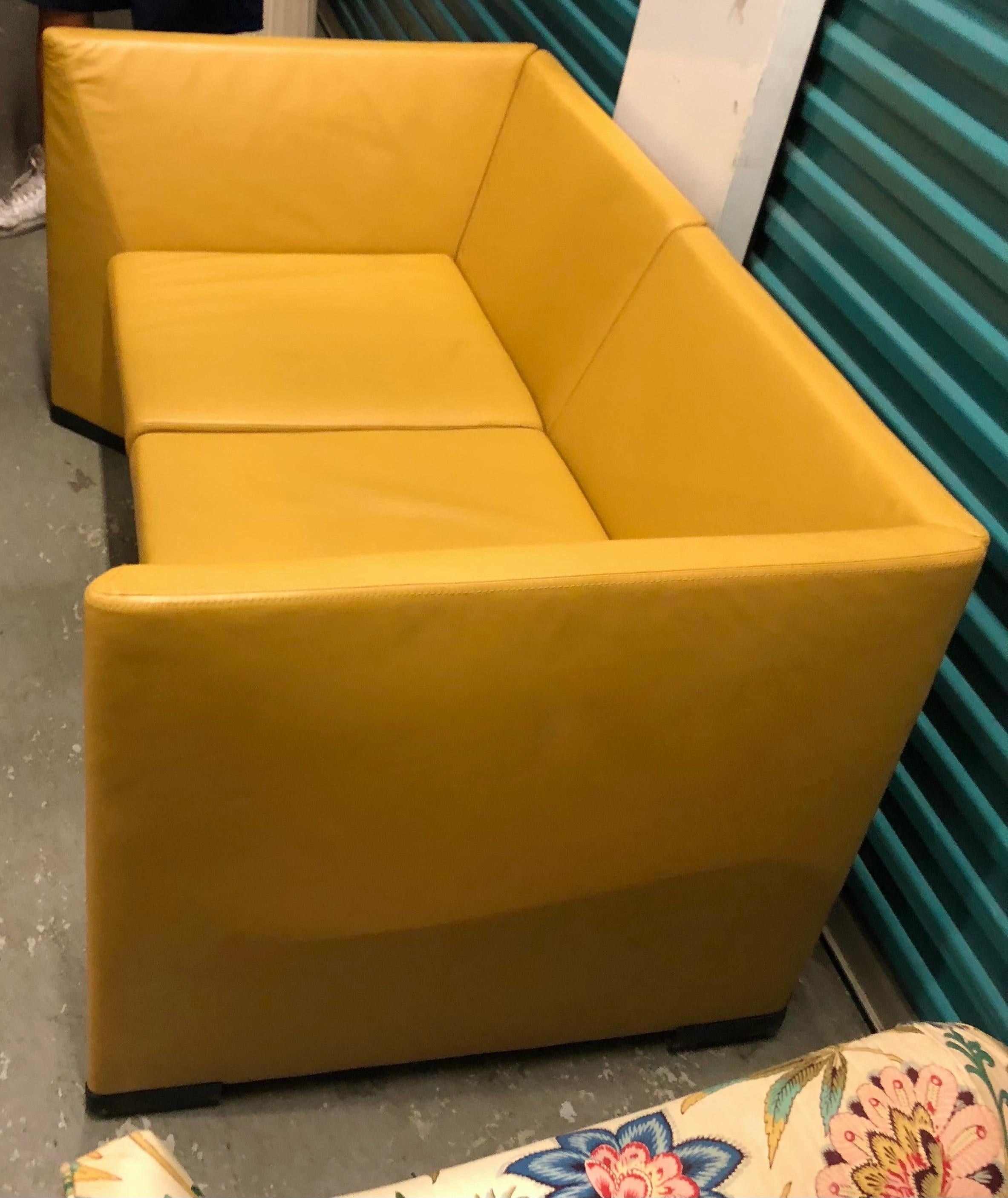 Gelbes zweisitziges Sofa aus gelbem Leder Osvaldo Borsani Italienisch Modern (Postmoderne)