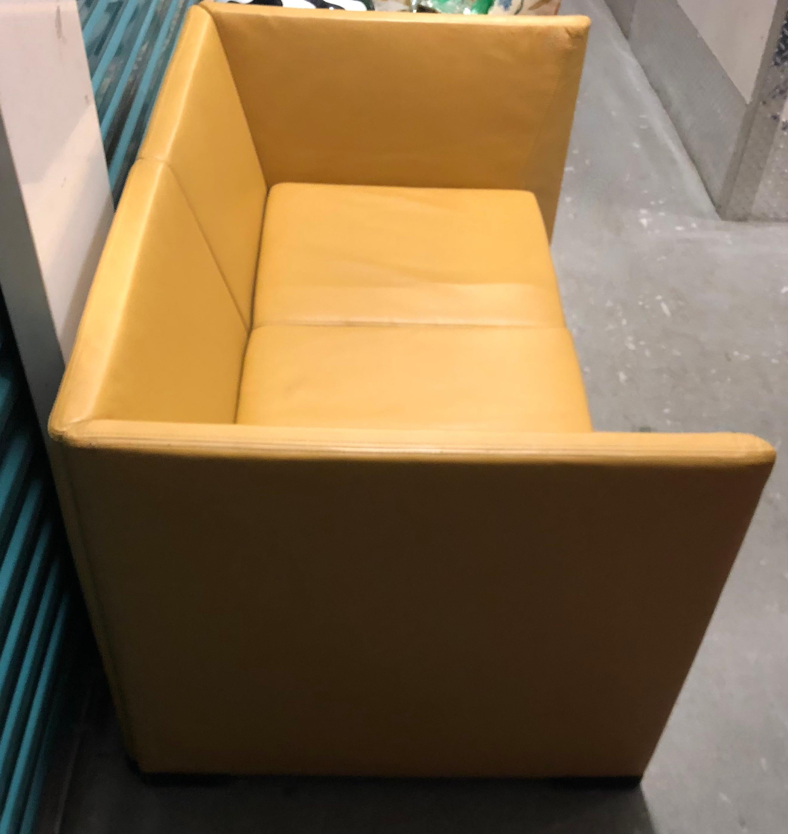 Gelbes zweisitziges Sofa aus gelbem Leder Osvaldo Borsani Italienisch Modern im Zustand „Relativ gut“ in Brooklyn, NY
