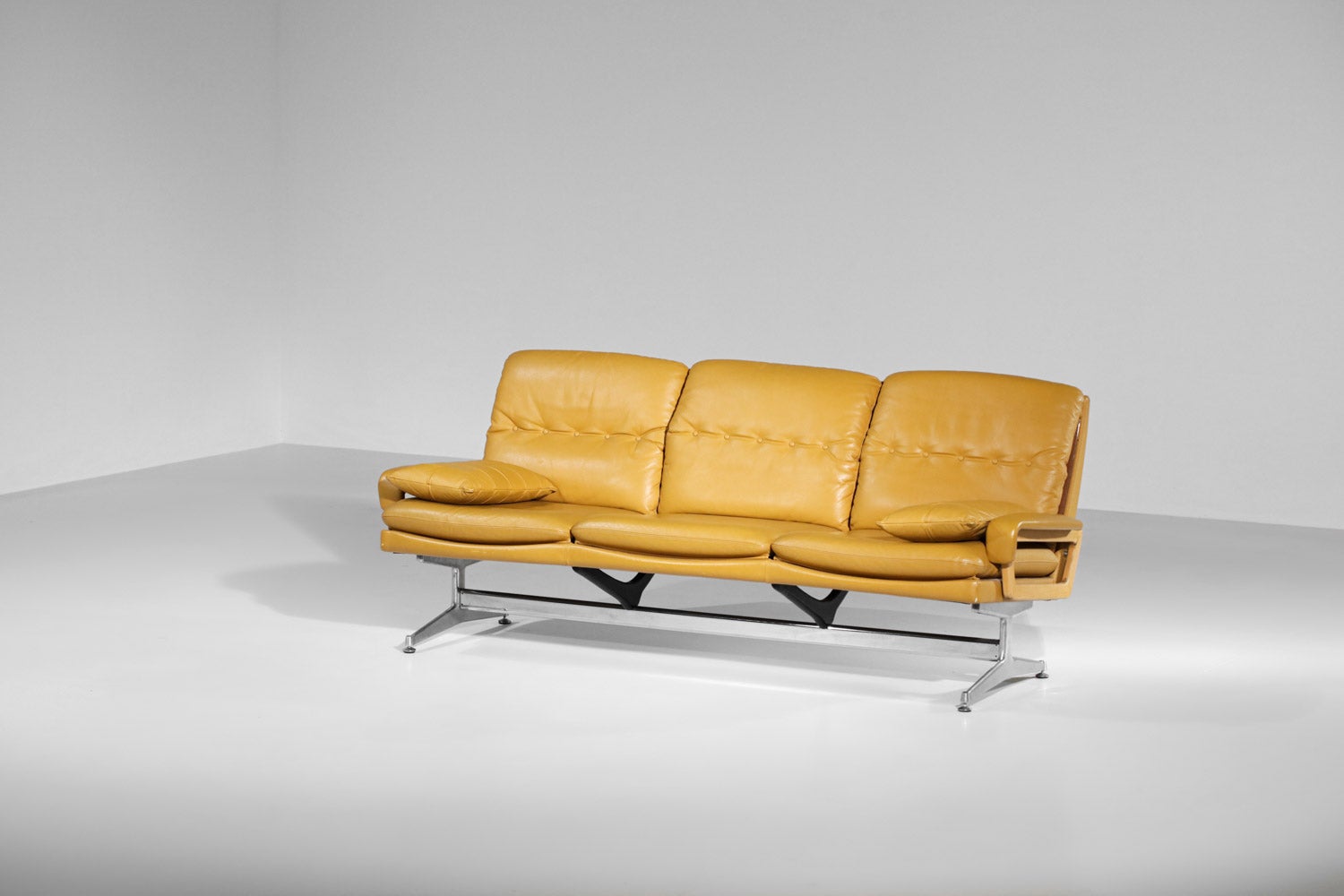Large 3 seater sofa from the 60's. Structure of the sofa in chromed steel, seat and back composed of different cushions in yellow leather. Sober and pure lines with a very nice vintage condition of the sofa, to note very slight traces of use and