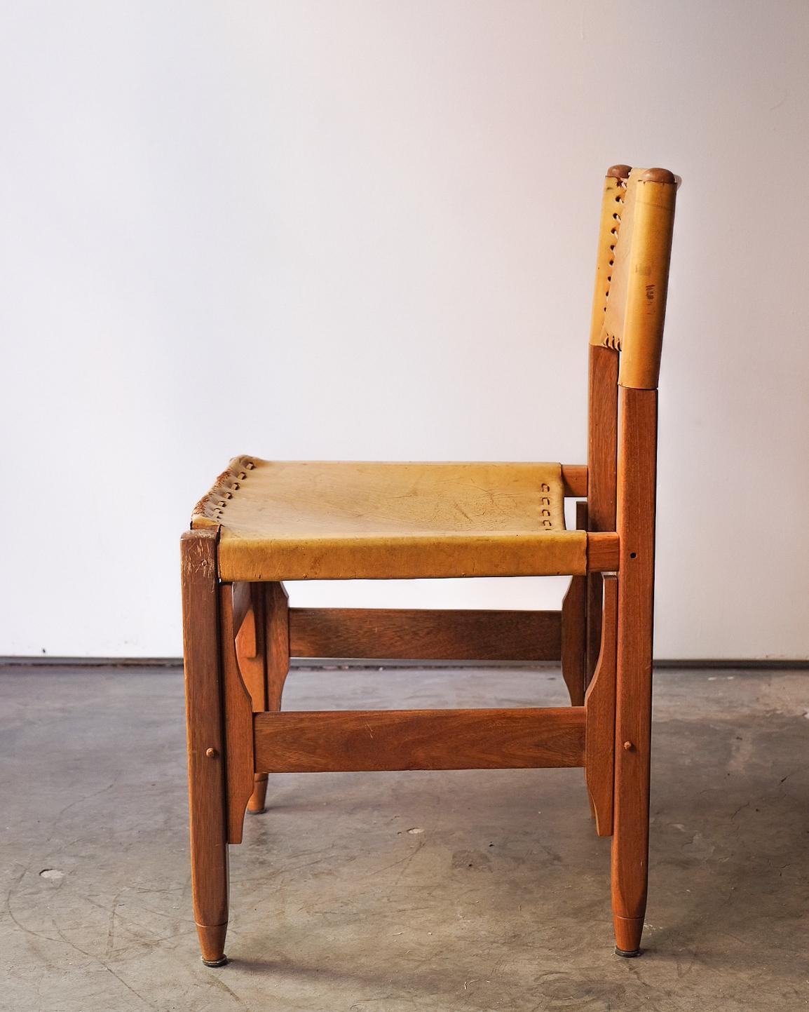 Bellissima sedia in pelle gialla e legno con cuciture a vista.