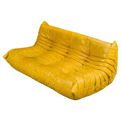 Dreisitziges Sofa 'Togo' aus gelbem Leder von Michel Ducaroy für Ligne Roset:: signiert