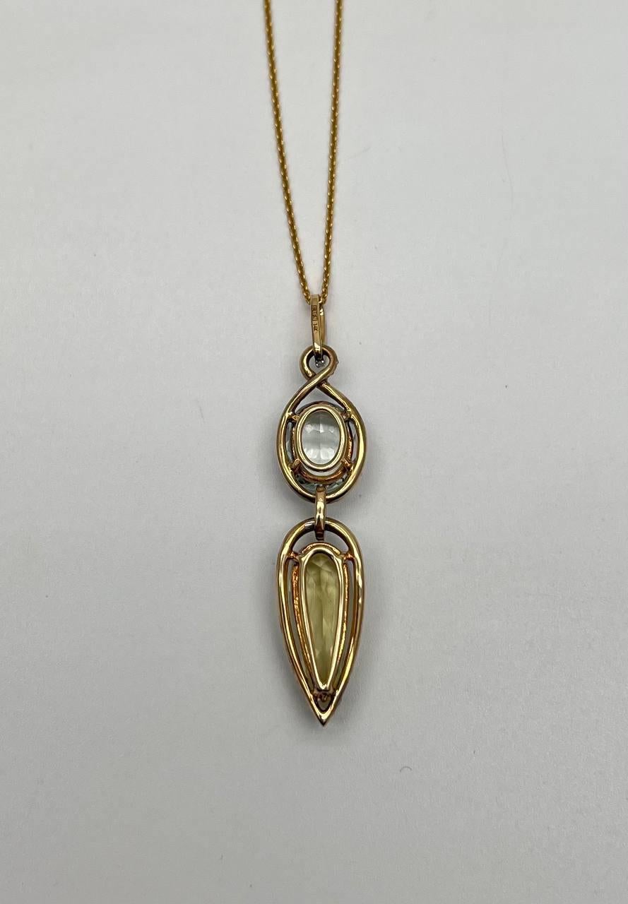 Cette pièce exquise se compose d'une chaîne délicate menant à un pendentif à deux pierres. La pierre du dessus est une pierre précieuse ronde et transparente de couleur verte, entourée d'un halo d'accents étincelants. En dessous, un quartz citron en