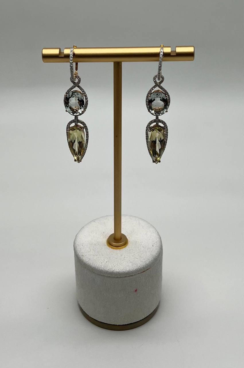 Gli orecchini presentano un design accattivante con due gemme distinte. Le pietre superiori sono di forma ovale, mentre quelle inferiori sono a goccia, entrambe racchiuse in una delicata aureola di accenti scintillanti.
Sofisticato e senza