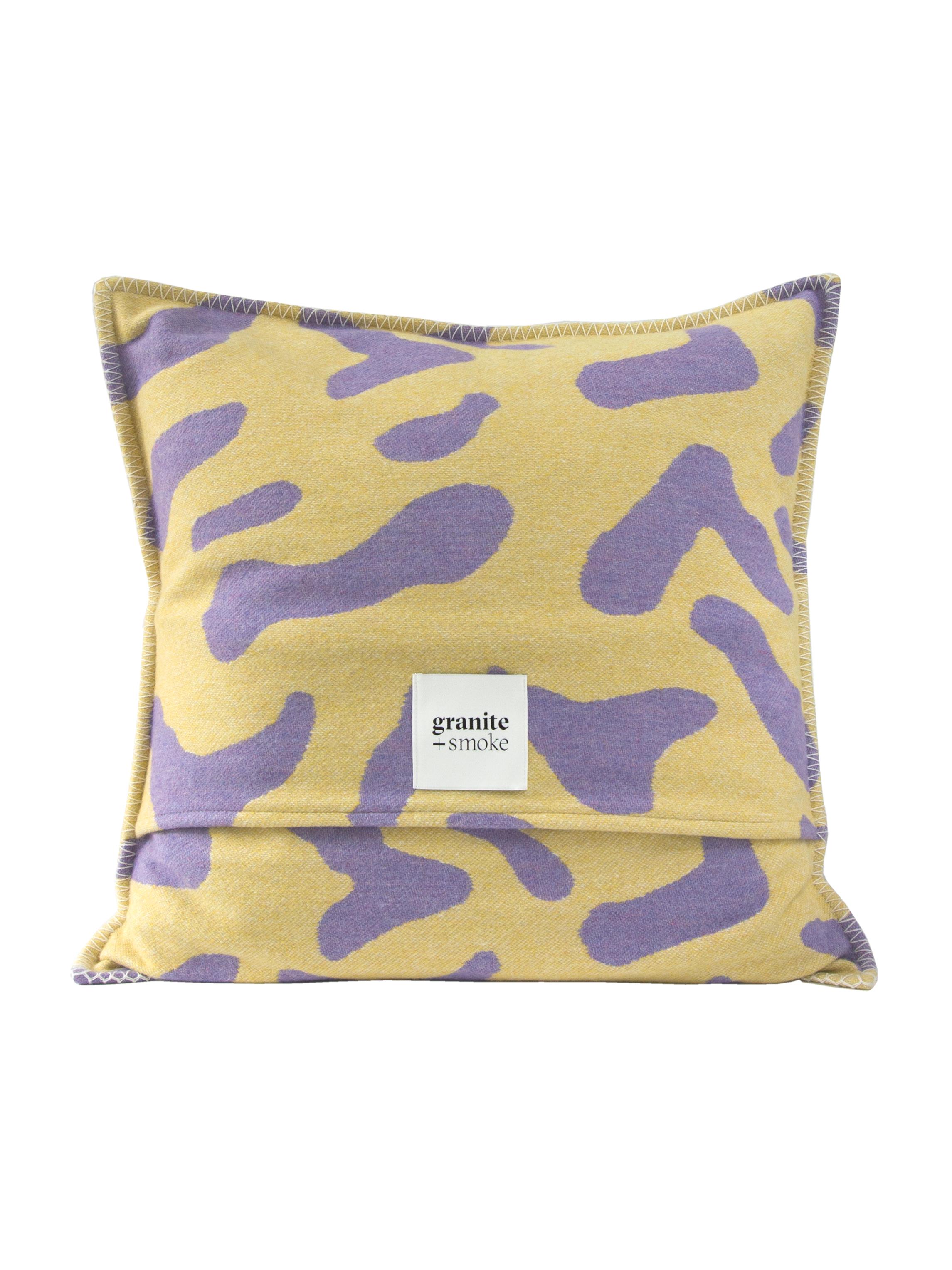 Cuscino 'Scatter' in lana riciclata nei colori blu e blu con bordi cuciti in giallo di Granite + Smoke.

Le nostre coperte in lana riciclata sono tessute in un mulino storico di 150 anni nel nord dell'Inghilterra. Tessuto su telai jacquard, è un