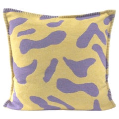 Cojín almohada de lana reciclada tejida en amarillo y lila, fabricado en el Reino Unido