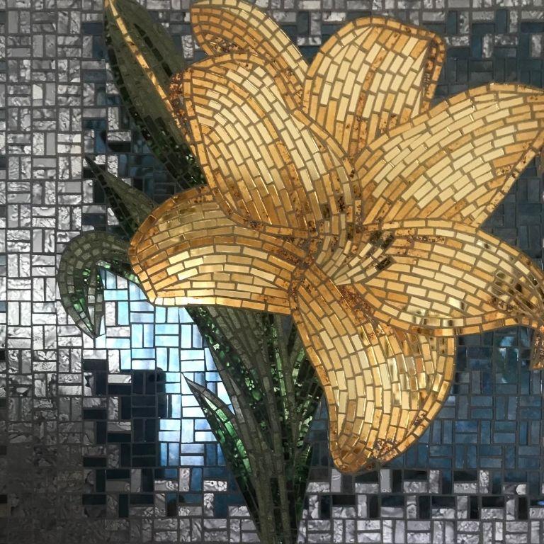 Yellow Lily è una scultura luminosa da parete che reinterpreta la grazia simbolica del giglio — fiore di purezza, rinascita ed eleganza senza tempo.

Ogni elemento di vetro, lavorato con precisione artigianale, prende vita in una composizione che