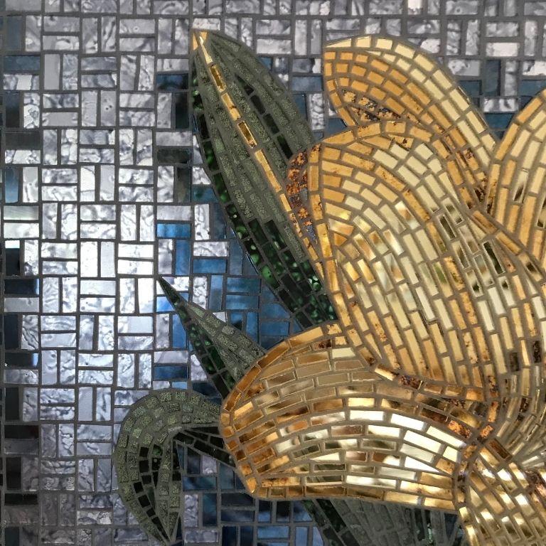“Yellow Lily”- scultura da parete in vetro a mosaico. (Italian) im Angebot