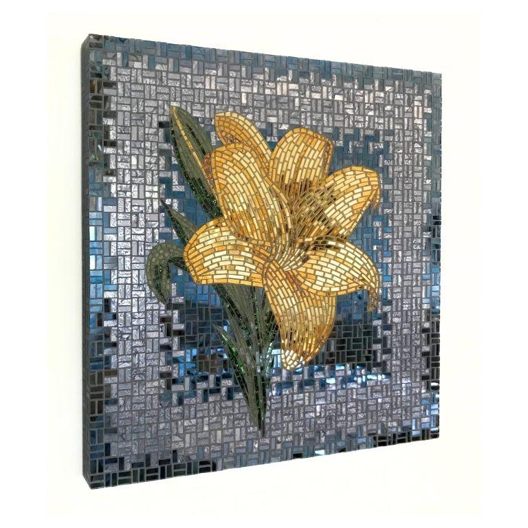 “Yellow Lily”- scultura da parete in vetro a mosaico. (Handgefertigt) im Angebot